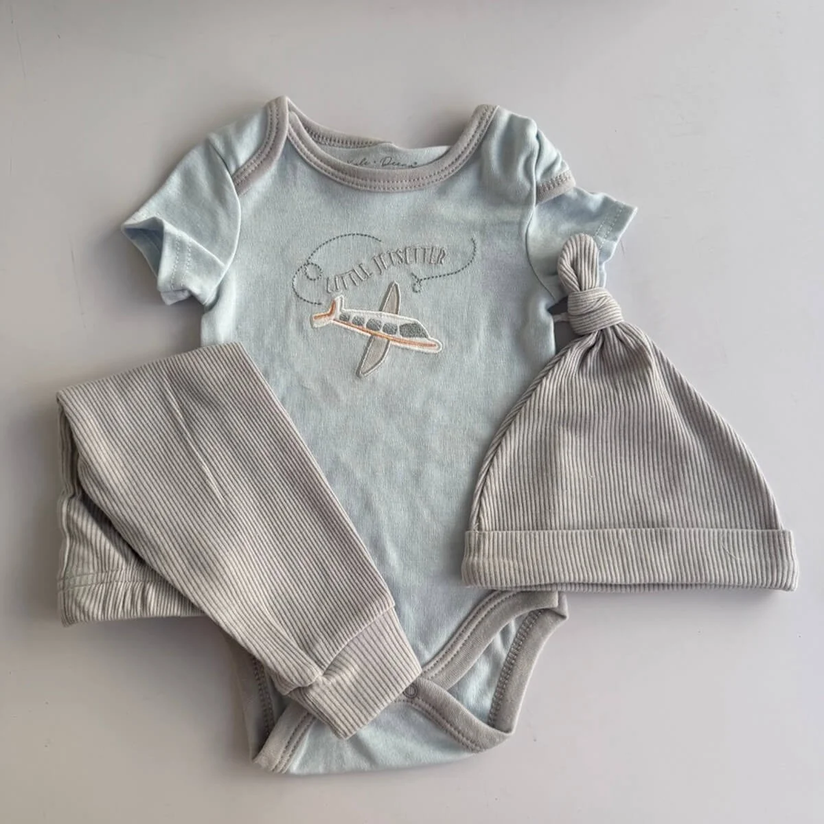 3 piece clothing set in siz 3-6 months in grey/blue colours body-suit-pants & hat.