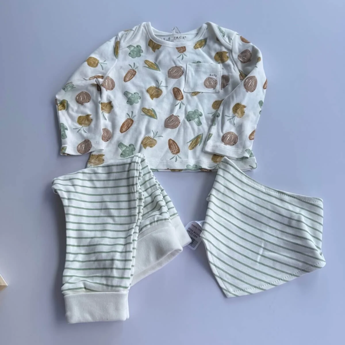 A 3 -piece clothing set which is included in the Baby gift Box. Set is made up of a Top, Bib and Pants.
