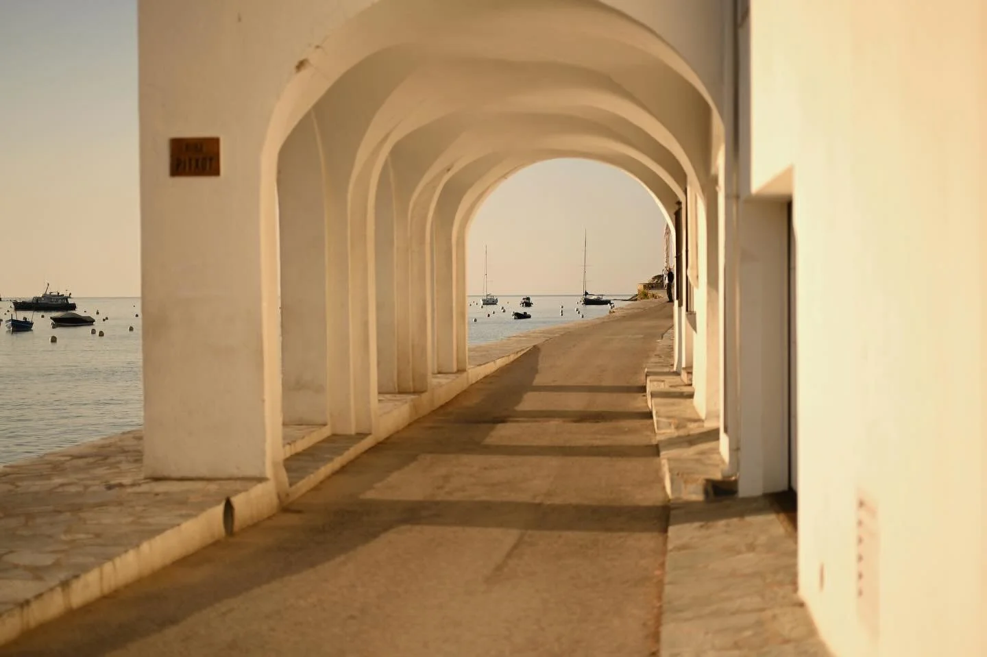 &ldquo;Me he sentado, esta ma&ntilde;ana, en mi balc&oacute;n, para ver el mundo. Y &eacute;l, caminante, se detiene un punto, me saluda y se va&rdquo;.