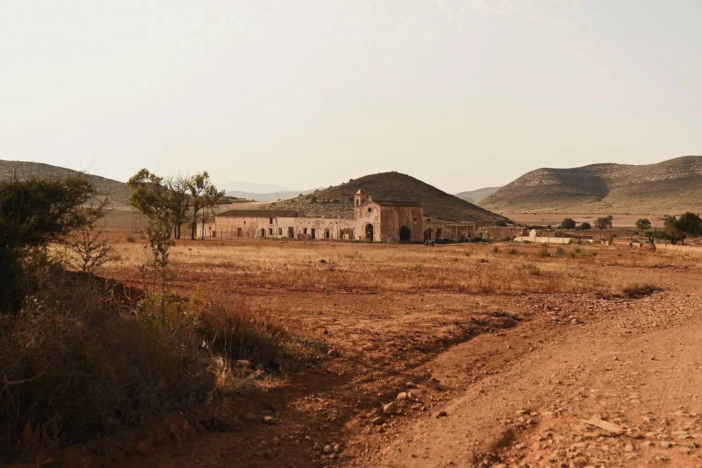&ldquo;Vamos al rinc&oacute;n oscuro,
donde yo siempre te quiera,
que no me importa la gente,
ni el veneno que nos echa&rdquo;.