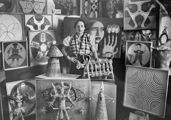 Para habitar el mundo con mayor sensibilidad, mi mente ha necesitado tiempo. No ha sido falta de ense&ntilde;anza; sino necesidad de integraci&oacute;n.
Cada d&iacute;a la vida me sorprende abri&eacute;ndome una nueva puerta. Vivir se convierte en un