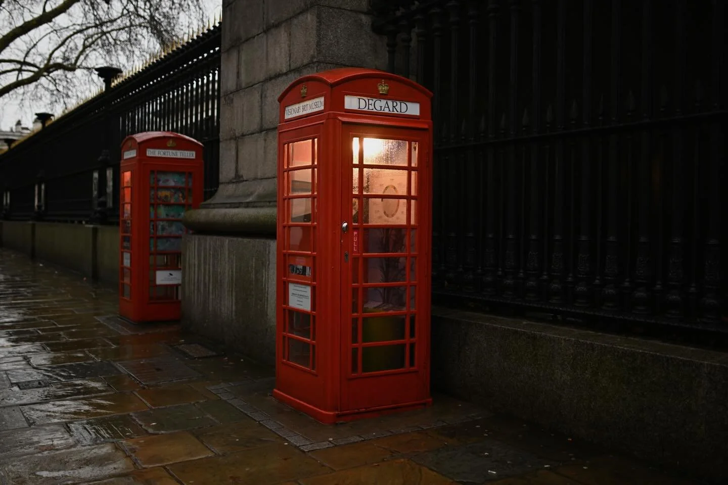 Caminaba por las calles de la ciudad con la sensaci&oacute;n persistente de arrastrar sobre sus hombros el peso invisible de la soledad, una soledad que habita en los intersticios del tiempo, en la monoton&iacute;a de los d&iacute;as. &iquest;Cu&aacu