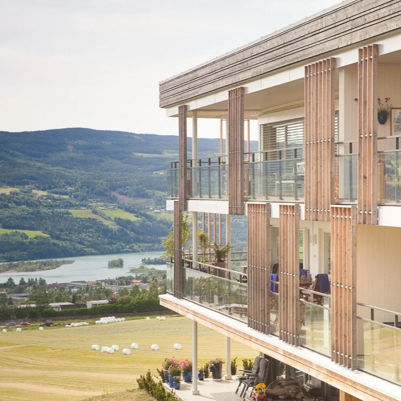 Leilighetsbyggene på Ersgaard ligger på oversiden av Lillehammer med nydelig utsikt utover byen. Prosjektet sto ferdig i 2012.
#ramarkitektur #lillehammer 
#norwegianarchitecture