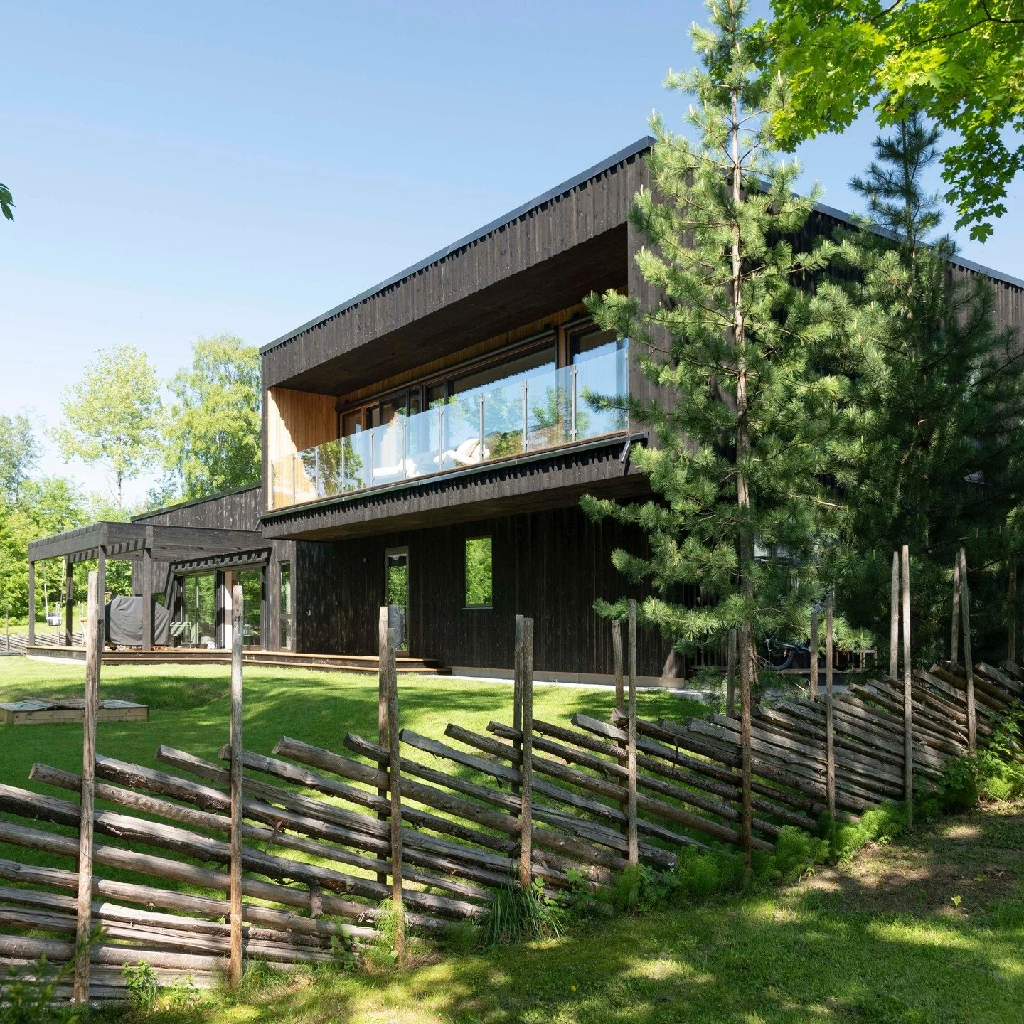 Eneboligen på Lillehammer er oppført på en liten tomt, fradelt fra en stor eiendom med eldre bebyggelse.
Et dempet og diskret prosjekt, som tilpasser seg og tar hensyn til nabobebyggelsen. Tomten ligger inn mot et belte med h&osla