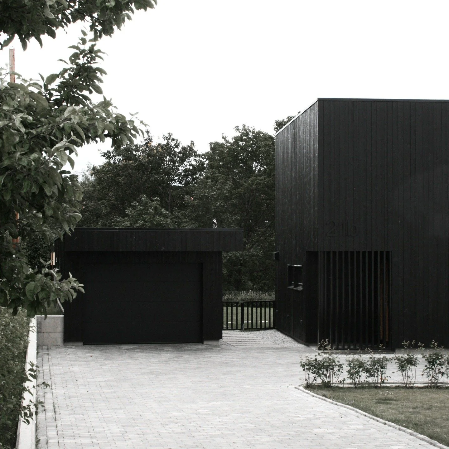 På en nydelig tomt, fradelt en eldre boligeiendom, har @ramarkitektur og @ramarkitektur_interior tegnet en moderne familiebolig som virkelig spiller på lag med omgivelsene.
Solrik og nesten flat tomt, med dramatisk elveskråning o