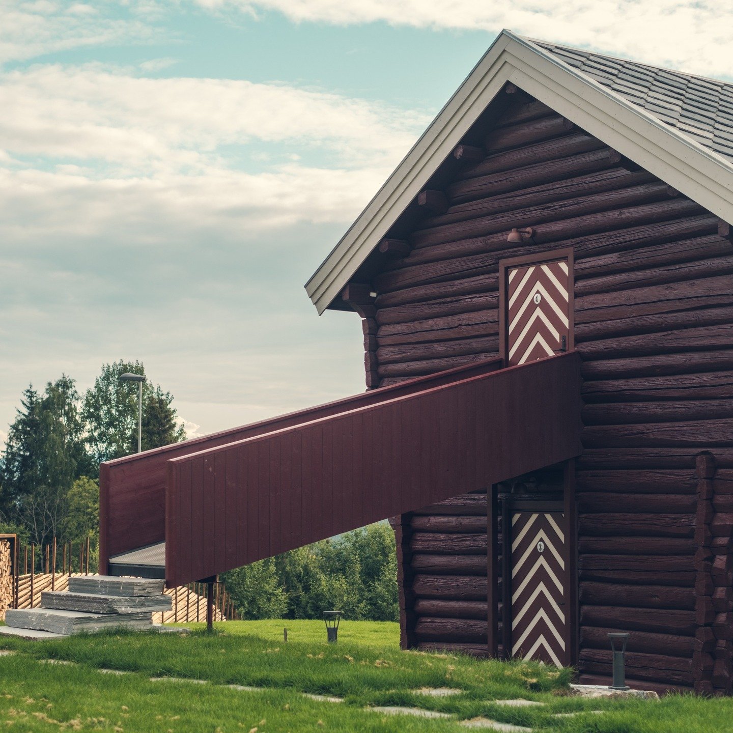 To eldre stabbur fra Lampeland i Flesberg kommune i Buskerud er flyttet til Nermo hotell. Med et mellombygg som inneholder fire bad er stabburene konvertert til fire moderne hotellsuiter som en utvidelse av hotellets overnattingstilbud og en destinas