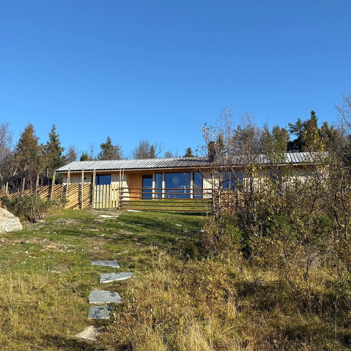 På Skeikampen har en hytte fra 70-tallet fått nytt liv gjennom ombygging og tilbygg.
Det enkle, lange saltakshuset har klare assosiasjoner til seterhusene i området. Robuste og varige naturmaterialer er brukt både inne og ute,
