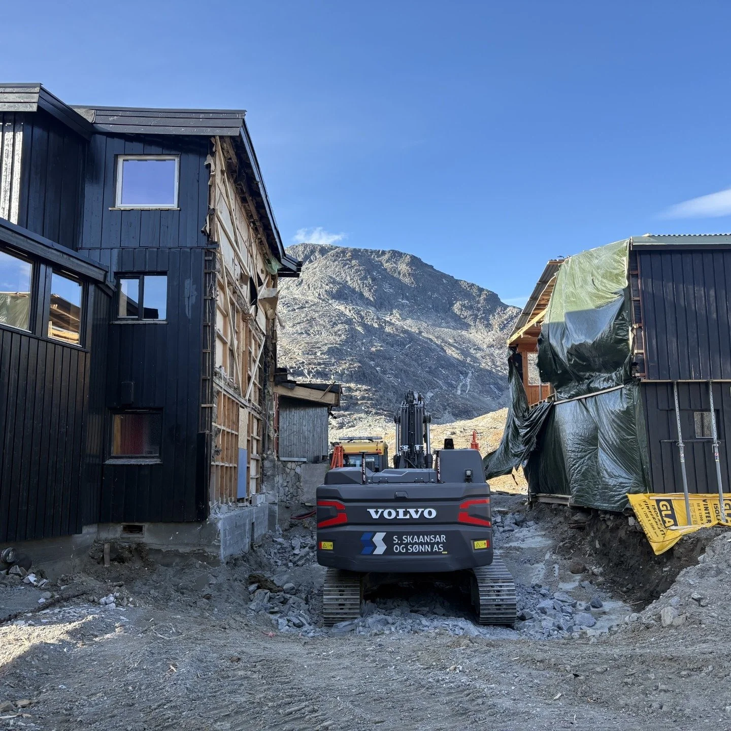 Leirvassbu Turisthytte er nå delt i to bygg – og snart bindes de sammen igjen! Et nytt mellombygg i massivtre reiser seg, klart til neste påske!
#ramarkitektur #ramarkitektur_interiør 
#dnt #leirvassbu #massivtre #jotunheime