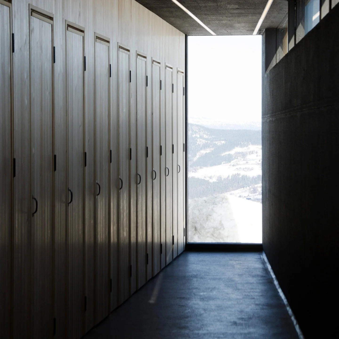Kaf&eacute; og toalettbygget p&aring; Mosetertoppen i Hafjell er plassert midt i knutepunktet mellom heisene. Byggene har en enkel form, presise detaljer og en robust materialbruk b&aring;de utvendig og innvendig.

#ramarkitektur #ramarkitektur_inter