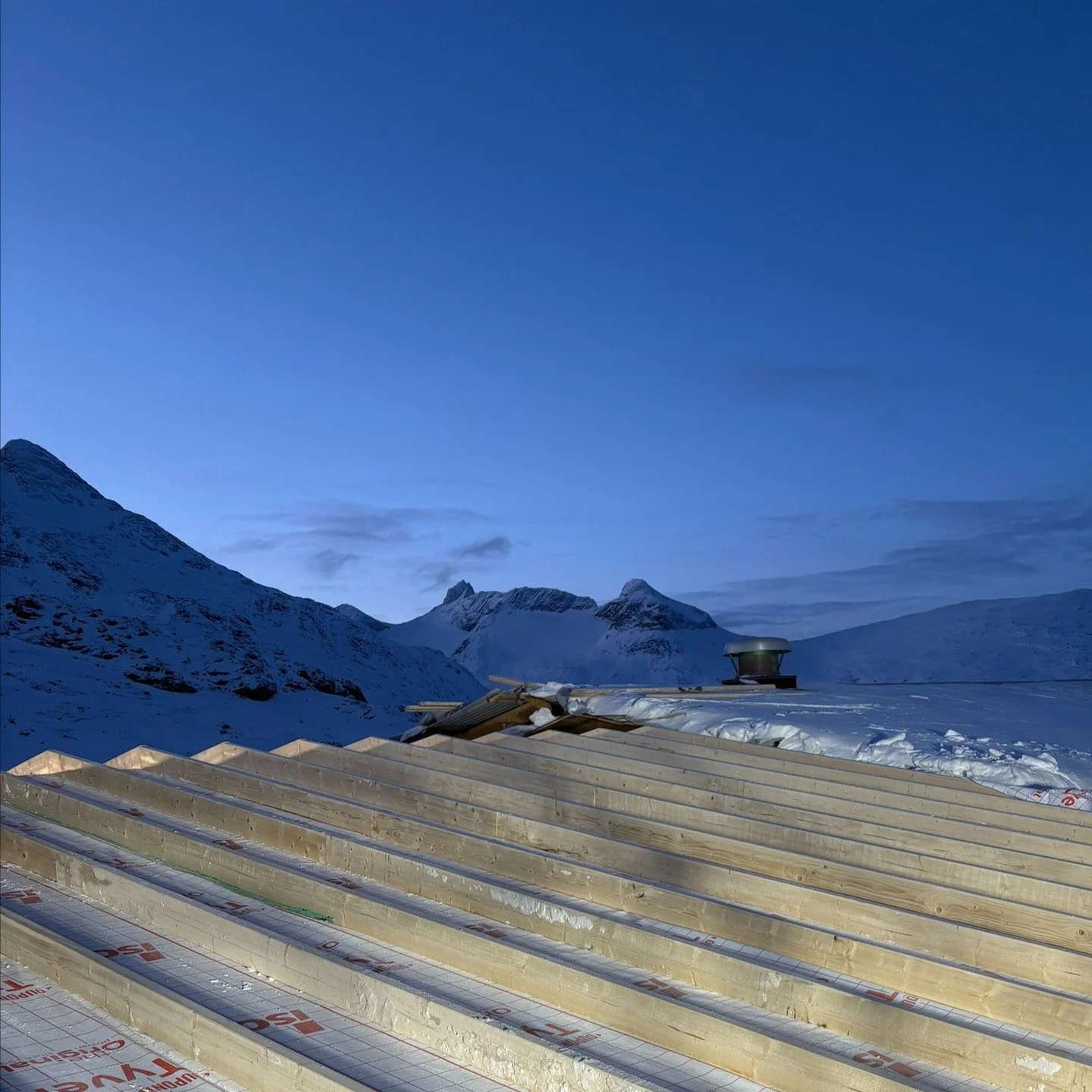 Det g&aring;r virkelig fremover p&aring; Leirvassbu Turisthytte og det er i dag n&oslash;yaktig 3 m&aring;neder til &aring;pning av vintersesongen! 

#ramarkitektur #ramarkitektur_interi&oslash;r #leirvassbu #dnt #massivtre #jotunheimen @leirvassbu_t