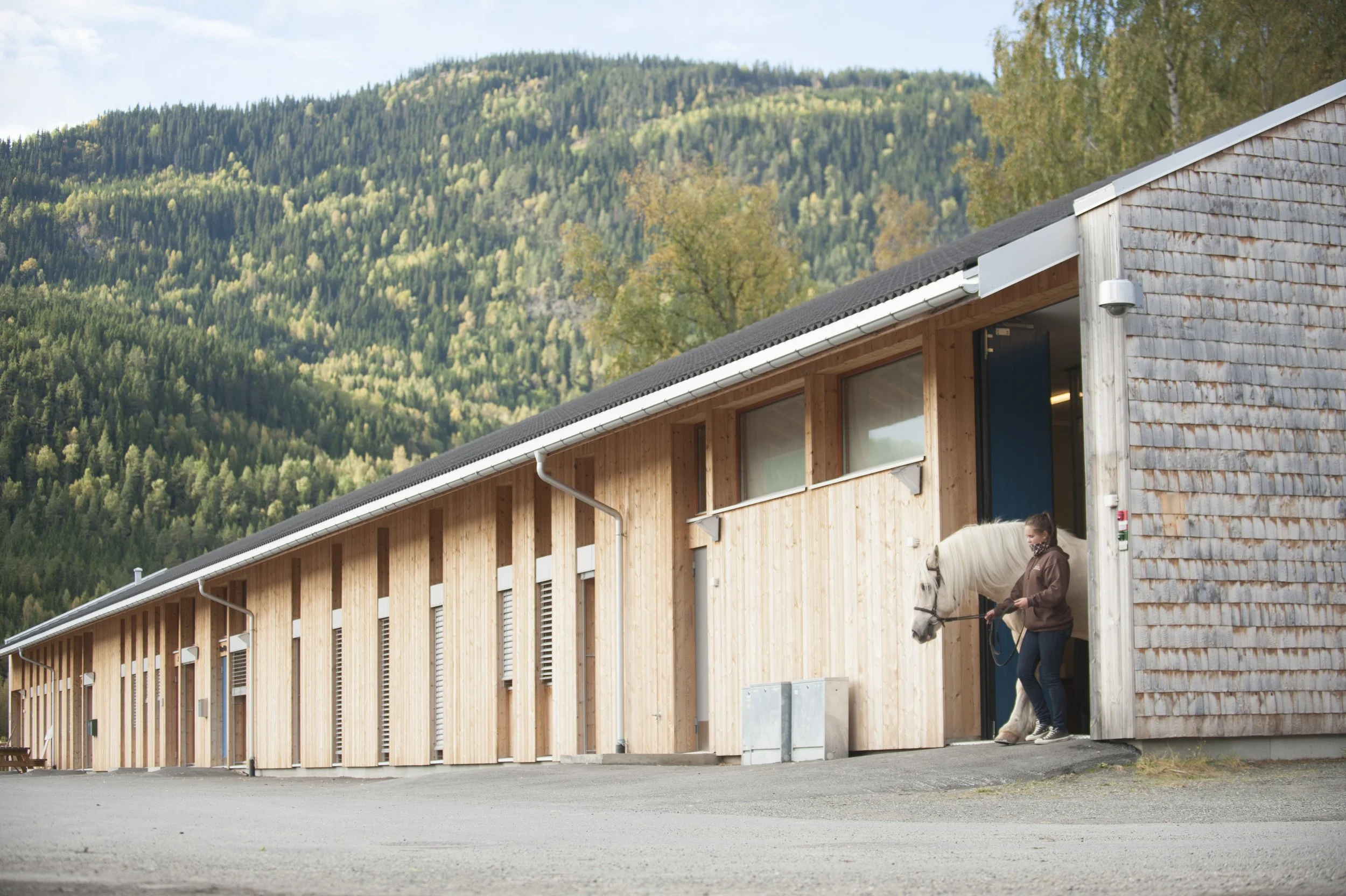 RIDEHALL OG VETERINÆRKLINIKK - ØYER