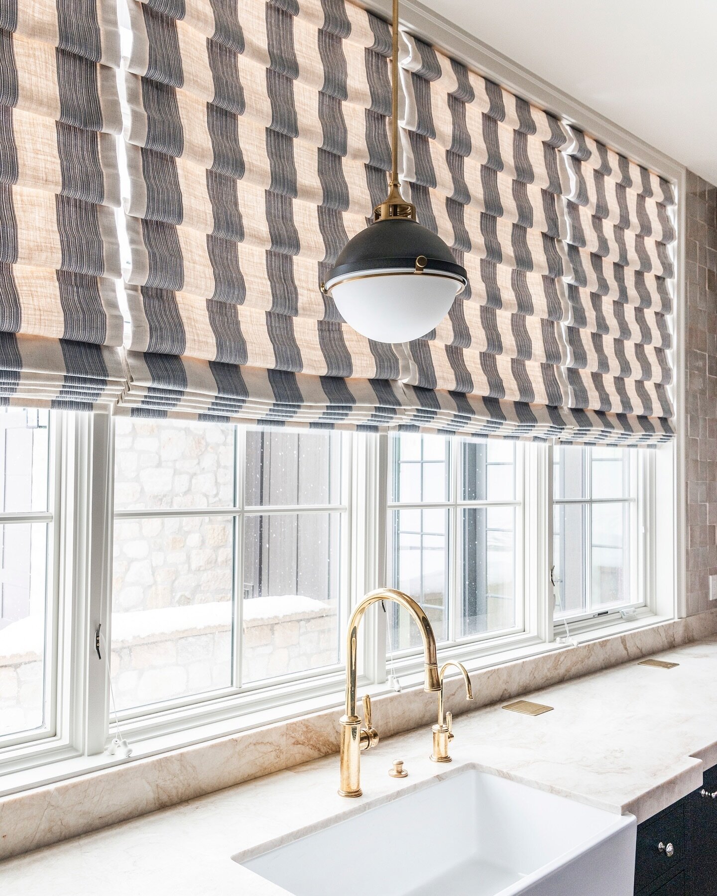 How stunning are these @graber_blinds looped Roman shades? We love their traditional style and refreshing simplicity 🫶

#utahwindowcoverings #utahinteriordesign #utahinteriordesigner #utahbuilders