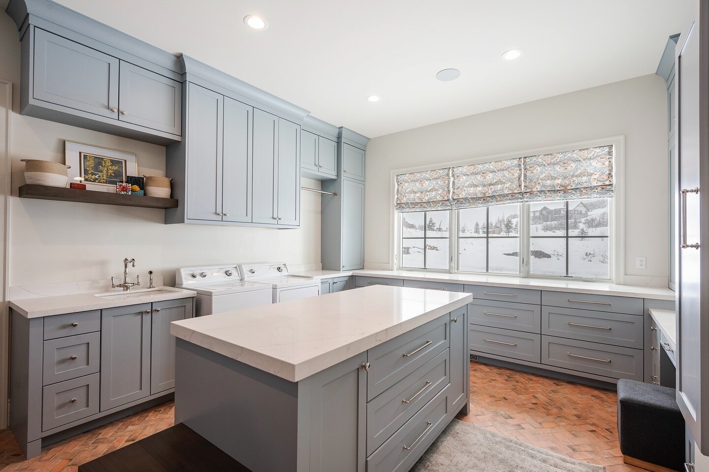 Chores, but make it chic 🧺 ✨This laundry room transforms the mundane into magnificent with the help of these stunning @graber_blinds shades! 

#laundryroomgoals #designinspiration #utahinteriordesign #utahhomes #utahhomebuilder #utahwindowcoverings 