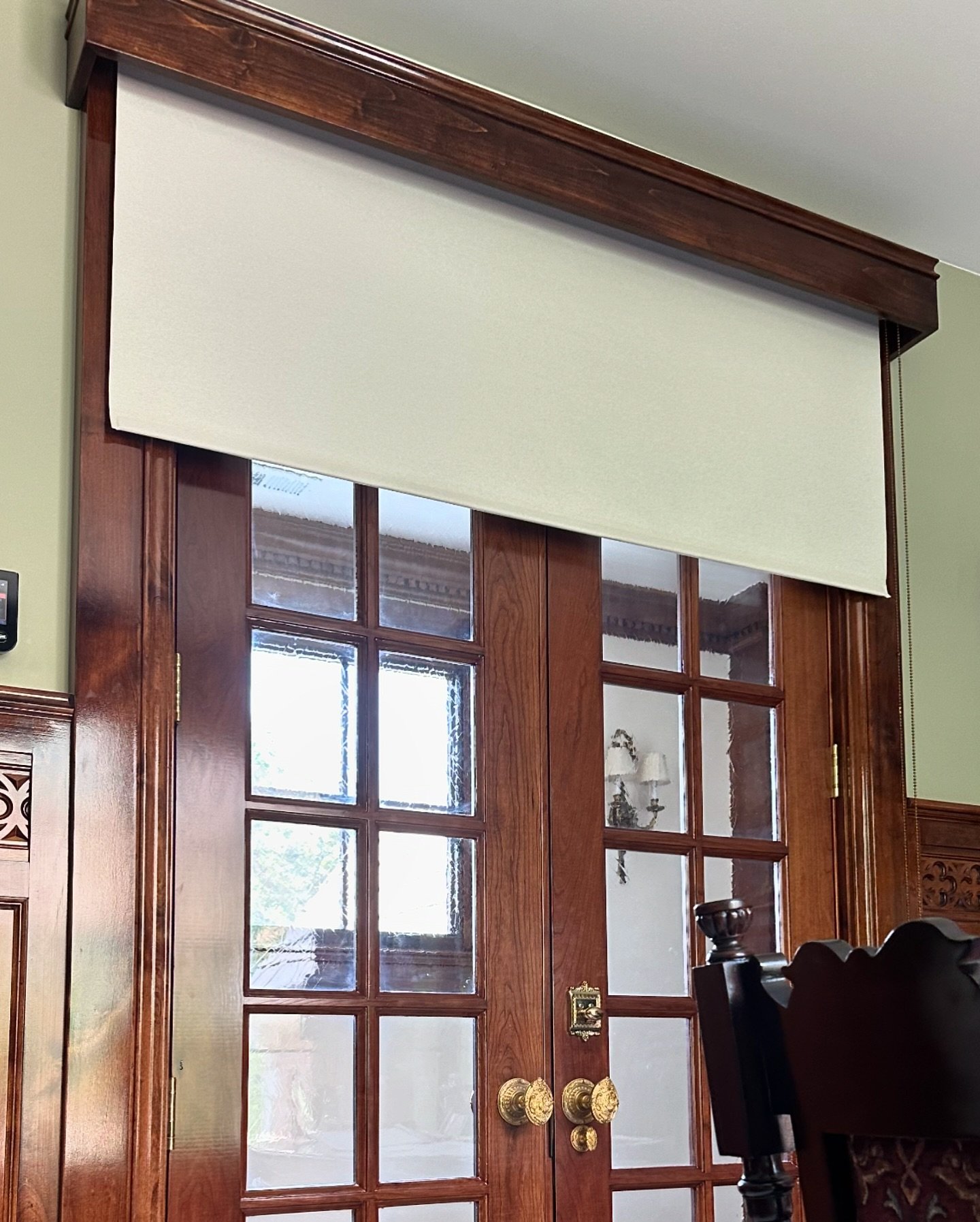 Step through this wooden wonderland and into a world where custom valences and shades blend seamlessly. We matched the wood so perfectly, even the trees are jealous. 🌳✨ Privacy never looked so polished!