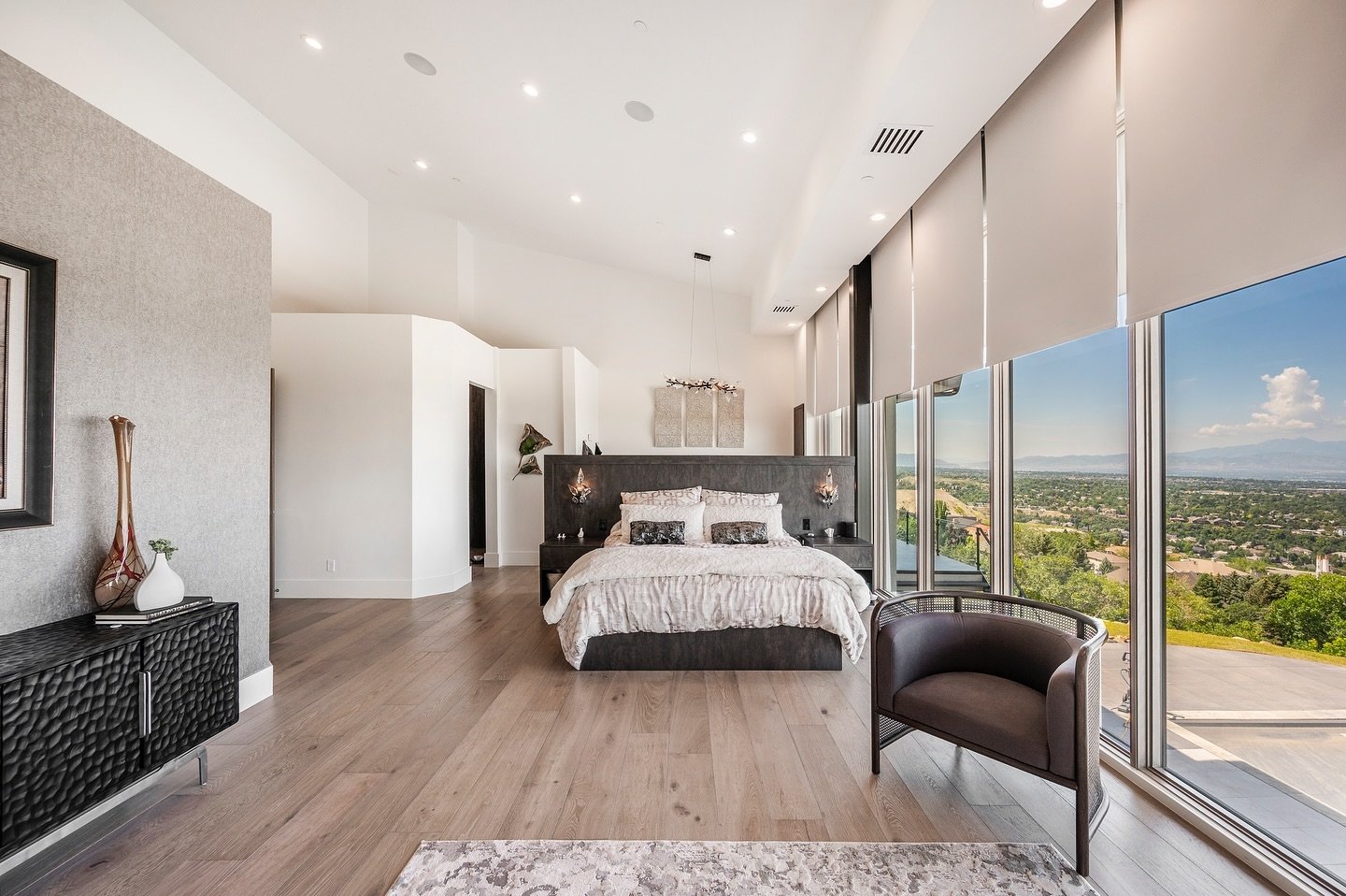 Enjoy the perfect blend of seclusion and scenery, all controlled at the push of a button. 🏡🌄

#UtahHomes
#SaltLakeCity
#ParkCityLife
#UtahInteriorDesign
#LuxuryHomesUtah
#CustomHomesUtah
#UtahRealEstate
#HeberValley
#MidwayUtah
#UtahLiving
#UtahHom