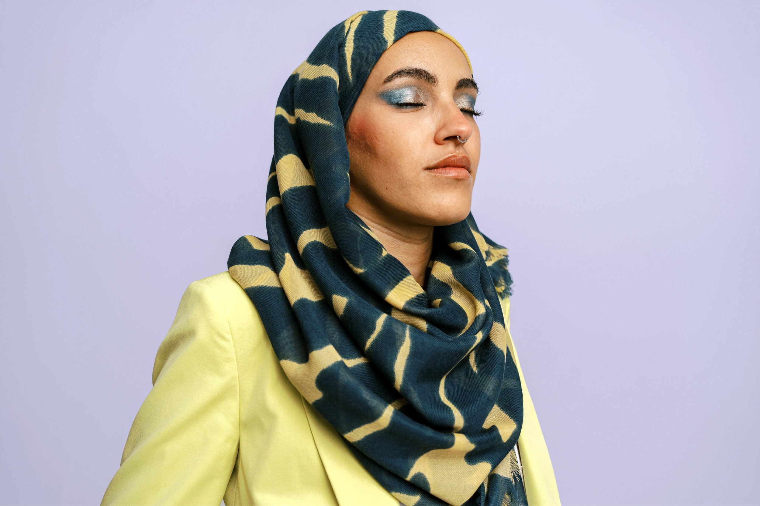 Donna elegante in hijab con trucco