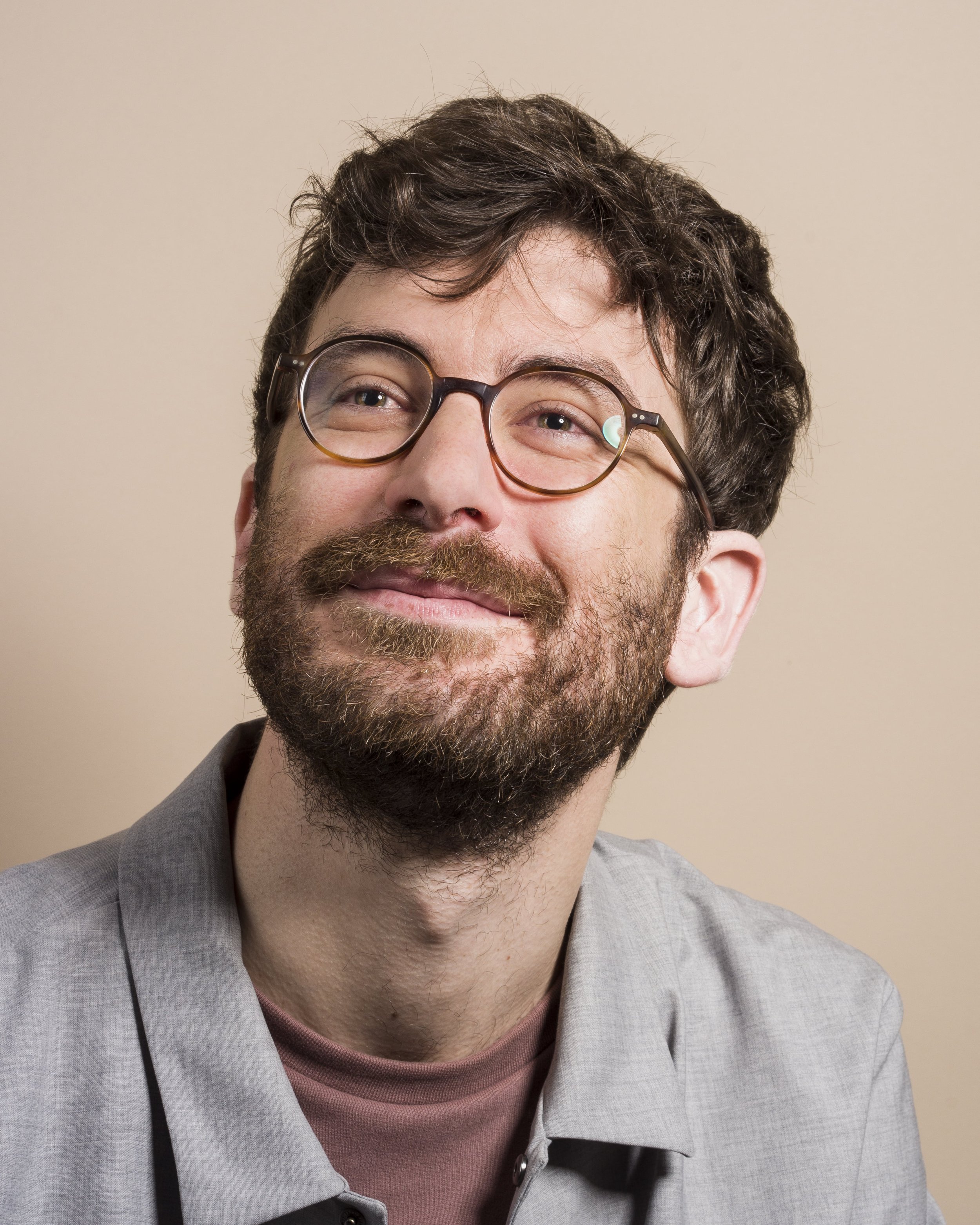 Ritratto di uomo con barba sorridente