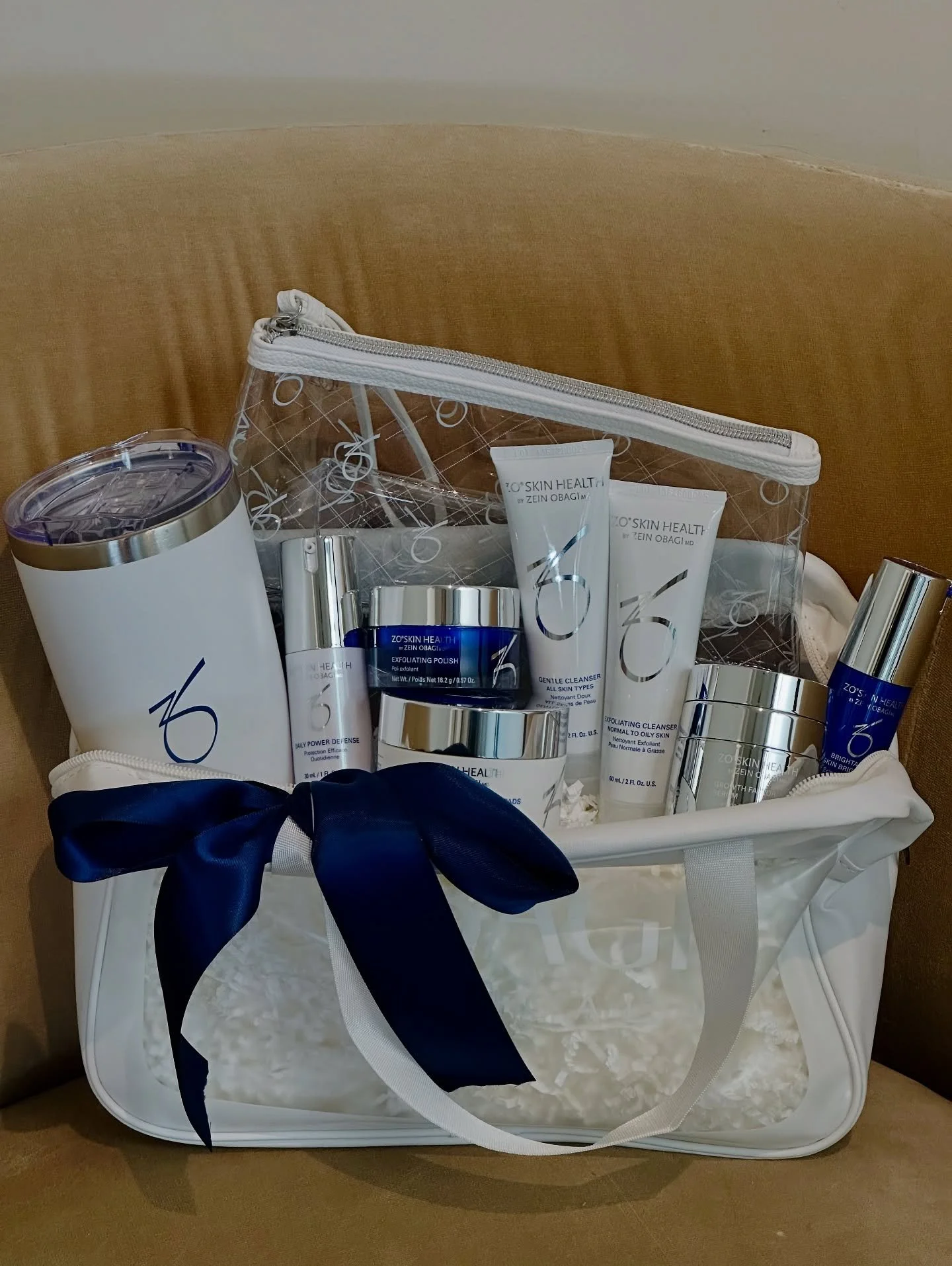 🚨 GIVEAWAY GIVEAWAY GIVEAWAY 🚨
We’re celebrating our 3rd anniversary all week long with daily giveaways to show our appreciation to our clients! 
For DAY 1, we have a @zoskinhealth gift basket valued at $400!
TO ENTER: 
✨Must follow our ac