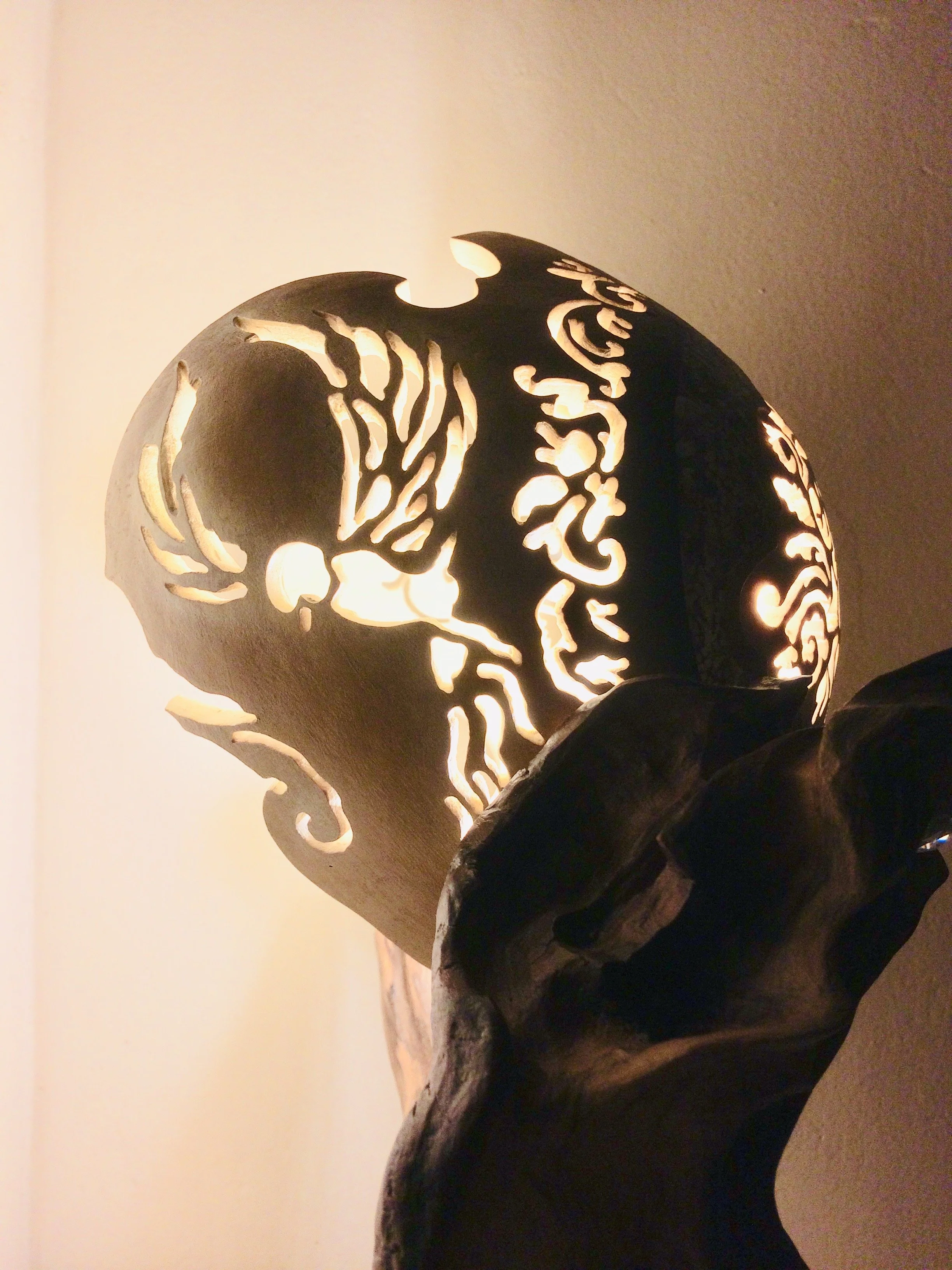 calebasse-sculpture-lumineuse-bois-message-paix-6.jpeg