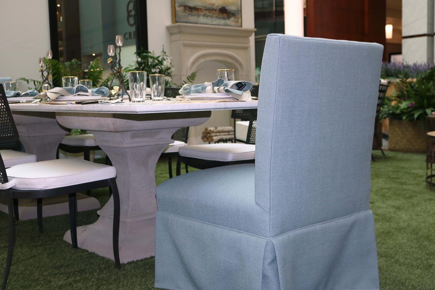 Crafted and upholstered in North Carolina per the specifications of Atlanta interior designer Valerie Garrett (@valeriegarrettinteriors), we created this armless skirted chair to complete a residential interior dining room setting.
Valerie selected