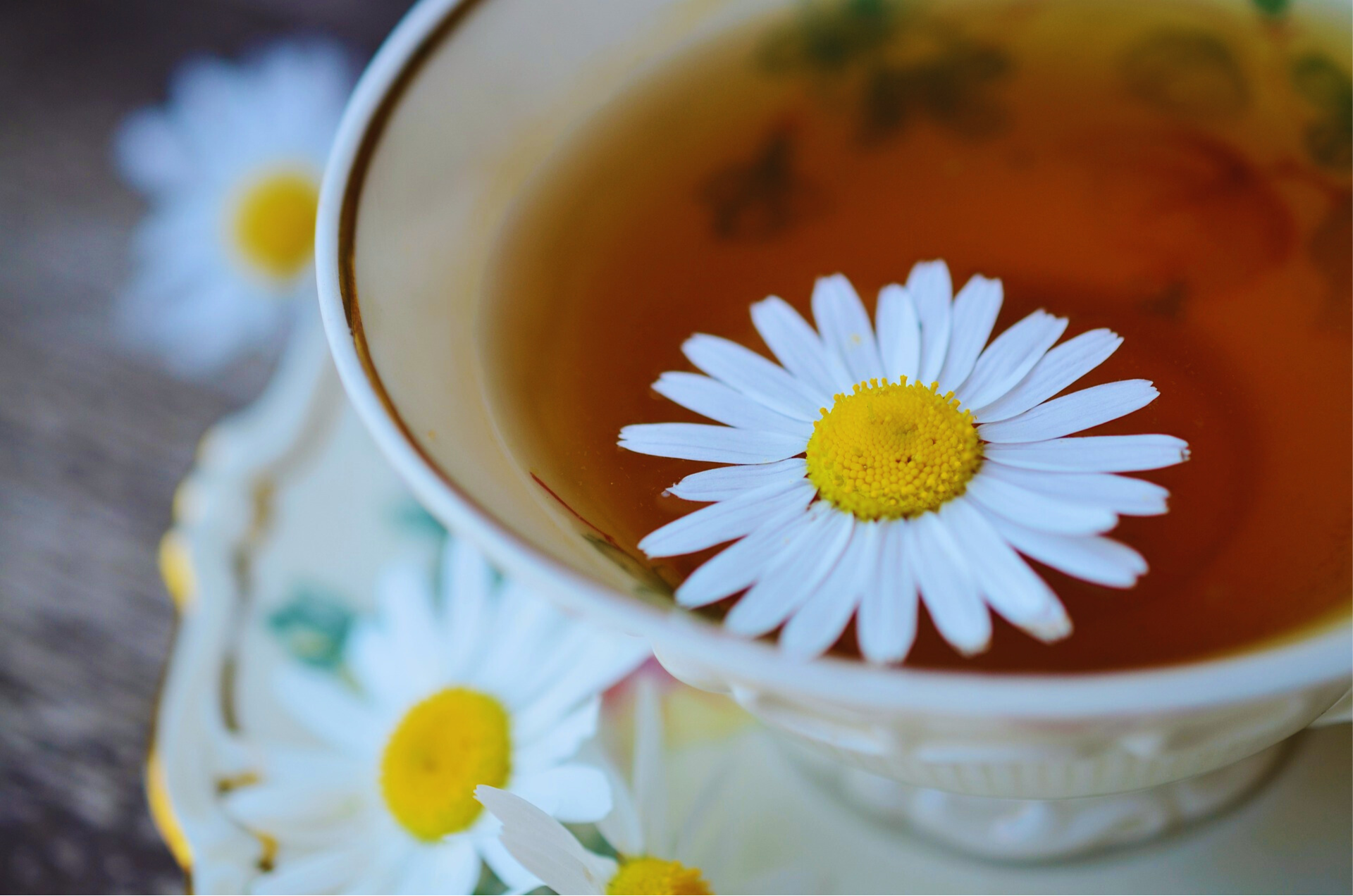Discover the Benefits of Chamomile Tea with Raw Honey