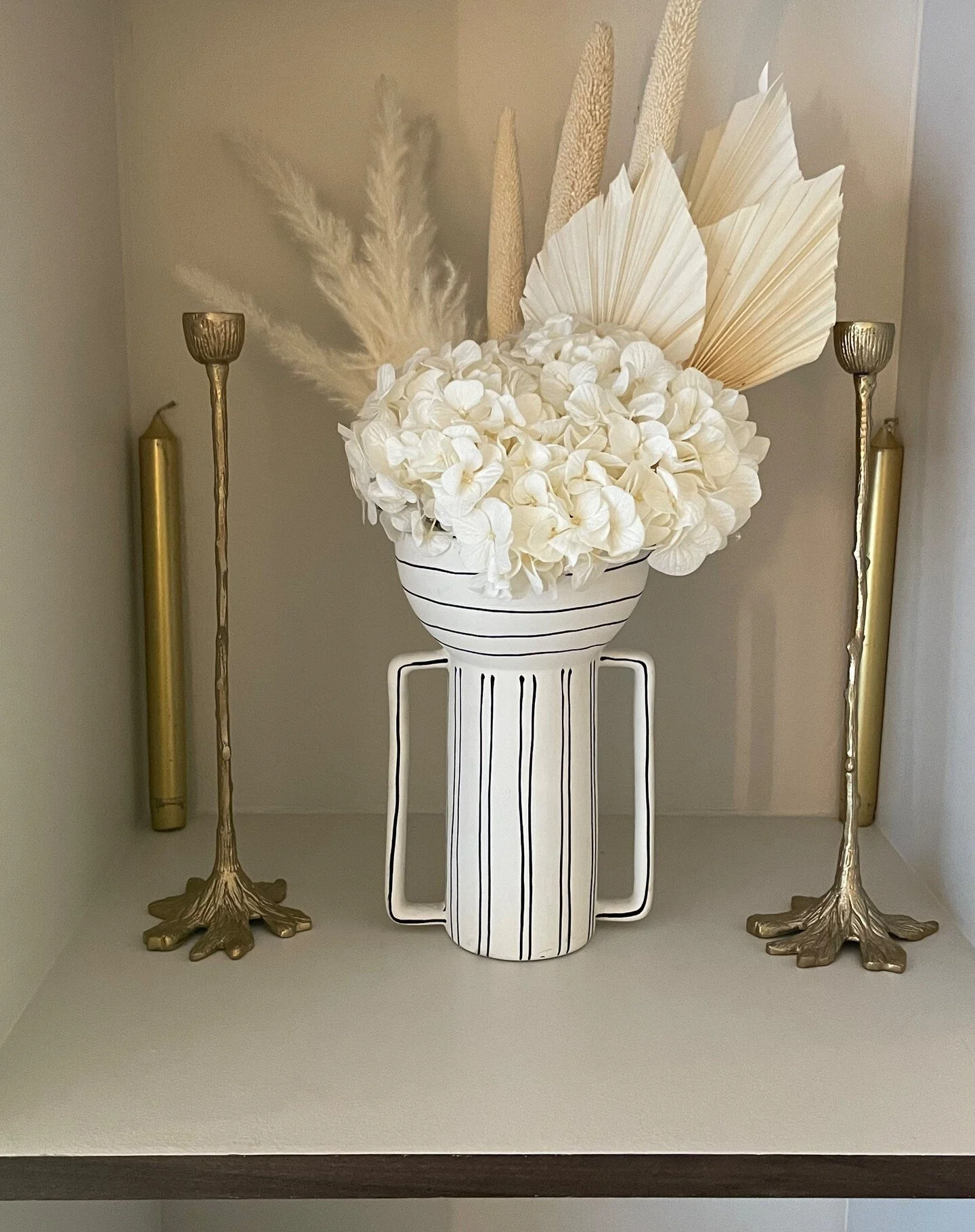 La jolie composition de @maisonfloraleparis dans la biblioth&egrave;que du projet Peupliers.

#designinterieur #designerespace #interiordesign#decorationinterieur #decoratricedinterieur #homedesign #inspirationdeco #architectureinterieur #renovation 