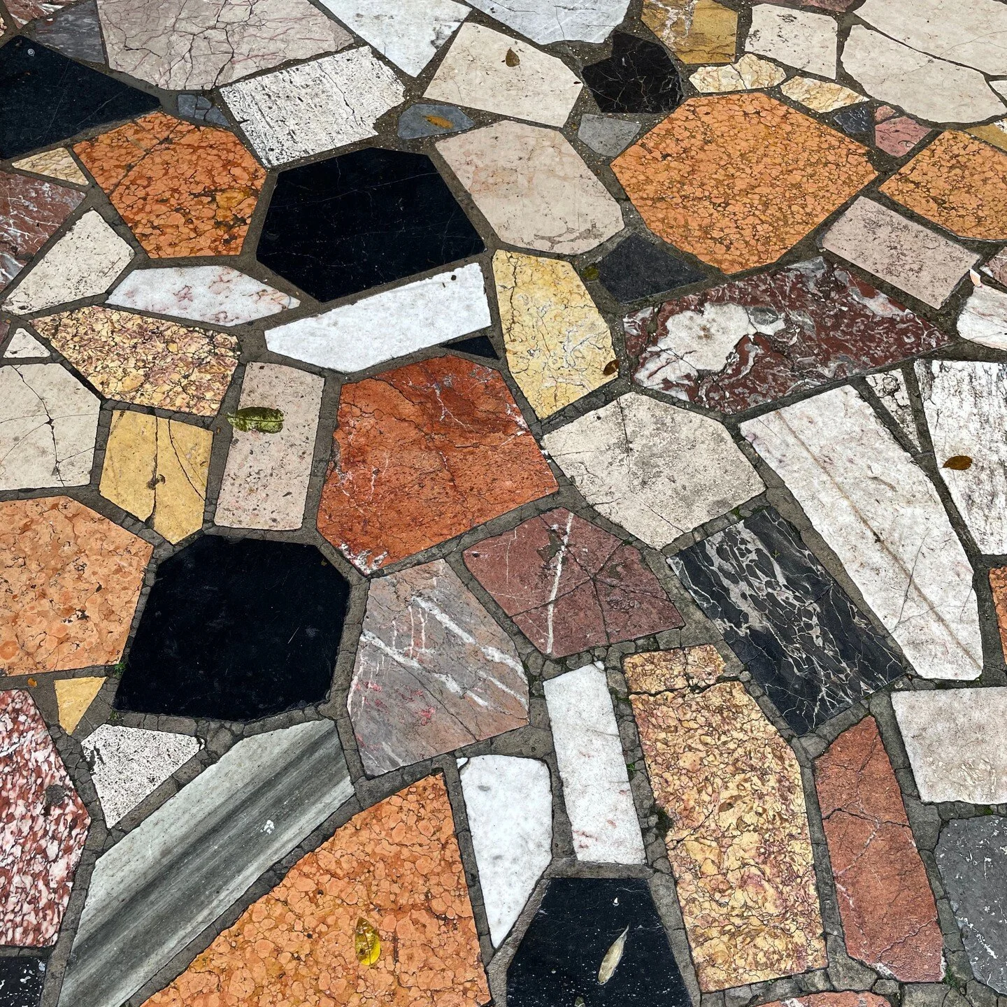 Se promener dans la rue et tomber amoureuse...de ce sol!

#designinterieur #designerespace #interiordesign#decorationinterieur #decoratricedinterieur #homedesign #inspirationdeco #architectureinterieur#decorationinterieur#passiondeco#sol#marbre#inspi