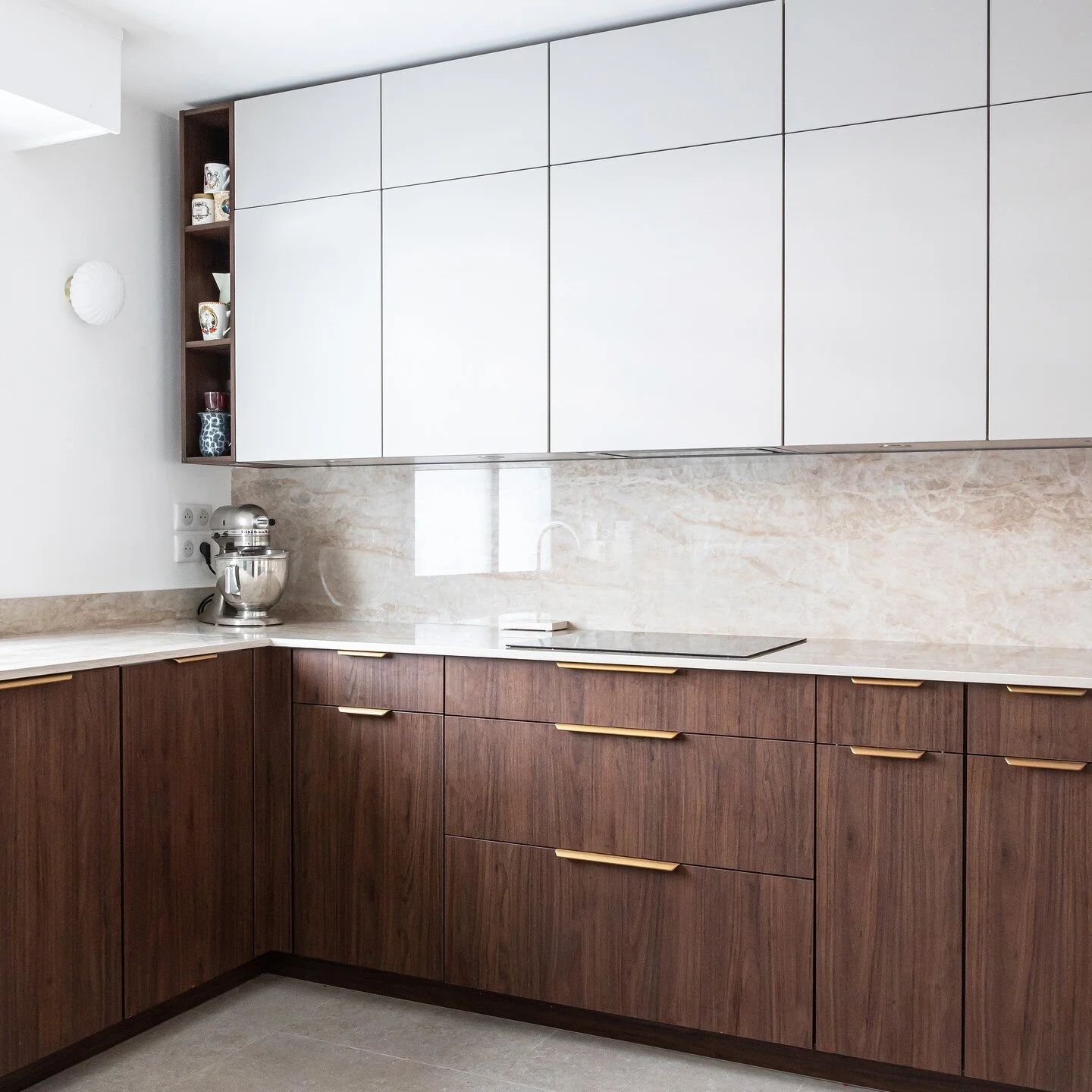 Une cuisine sobre avec du caract&egrave;re pour le projet Peupliers.
Nous avons d&eacute;clin&eacute; les contrastes en associant le chaud et le froid des mat&eacute;riaux et des couleurs.
Alliance parfaite du bois et de la c&eacute;ramique, de la do