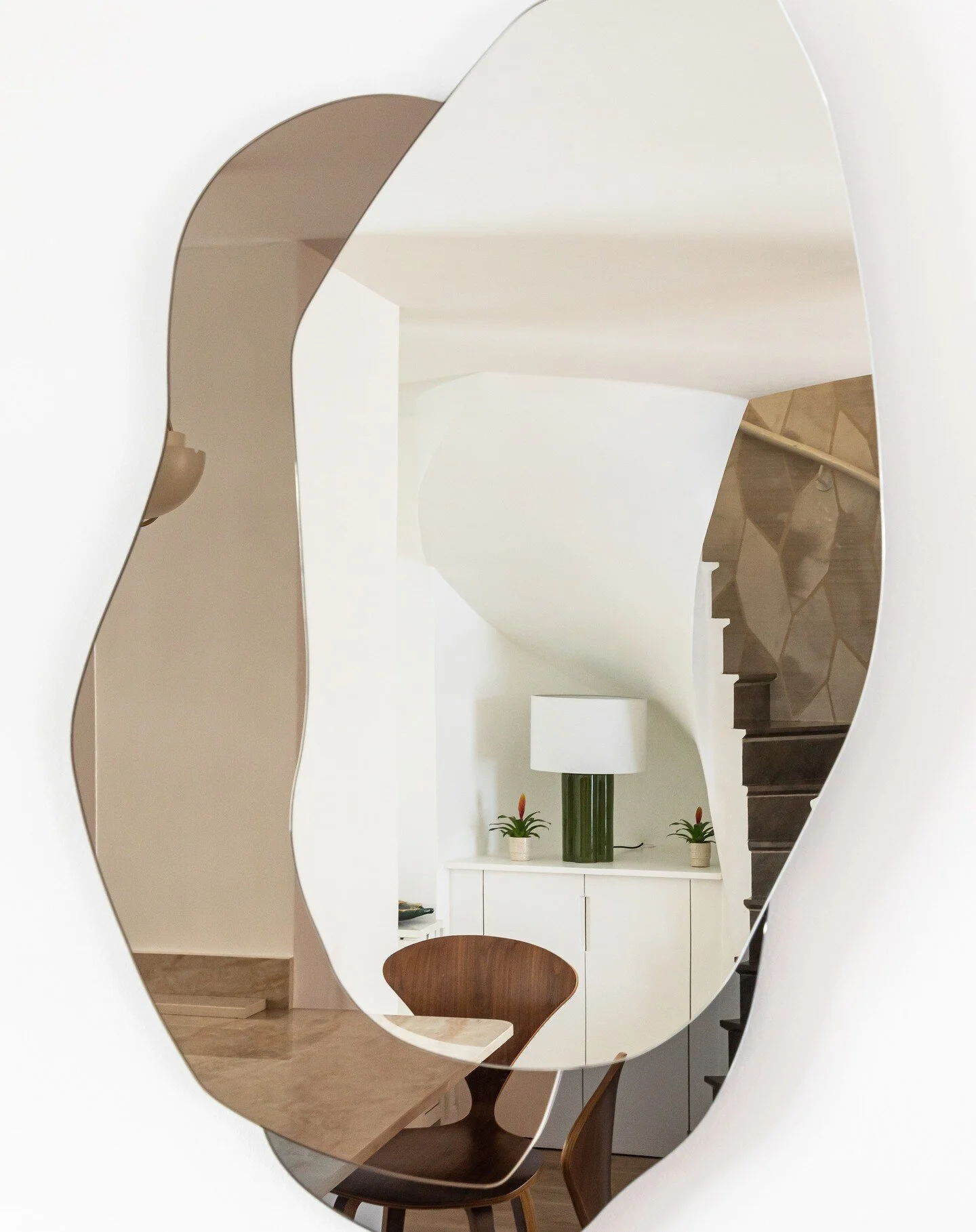 Les jolis d&eacute;tails du projet Peupliers....

Miroir @ampmfrance 
Lampe @indiamahdavi 
Papier peint @elitisfrance 

📷 @haiostudio 

#designinterieur&nbsp;#designerespace&nbsp;#interiordesign#decorationinterieur&nbsp;#decoratricedinterieur&nbsp;#