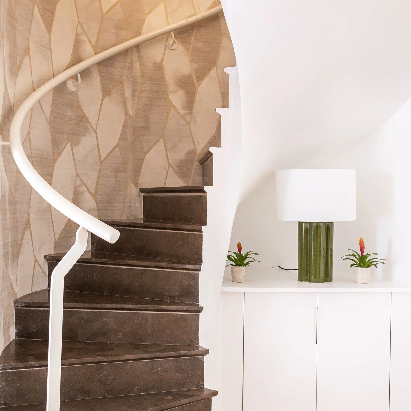 L'escalier sublim&eacute; du projet Peupliers...

Lampe @indiamahdavi 
Papier peint @elitisfrance 

📷 @haiostudio 

#designinterieur #designerespace #interiordesign#decorationinterieur #decoratricedinterieur #homedesign#inspirationdeco #deco #archit