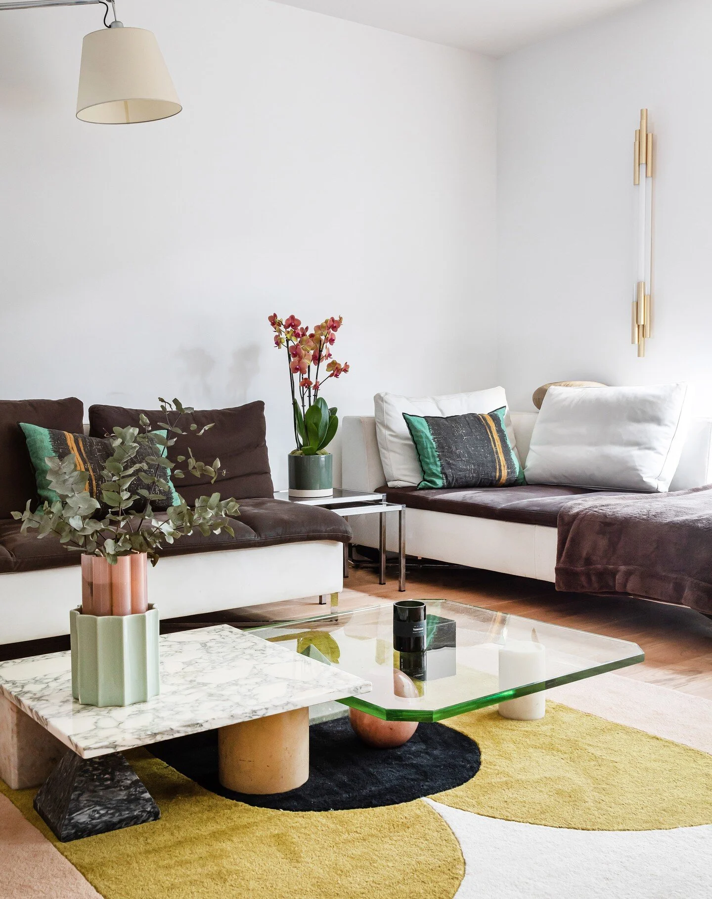 Le coin salon du projet Peupliers...

. Applique Org @dcw_editions 
. Tapis Bisou @margauxkellercollections 
. Vase Duetto @thesocialitefamily 

📷 @haiostudio 

#designinterieur #designerespace #interiordesign#decorationinterieur #decoratricedinteri