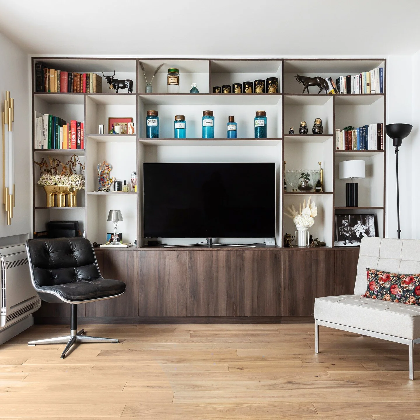 Peupliers. La biblioth&egrave;que sur mesure en placage noyer.

📷 @haiostudio 

#designinterieur #designerespace #interiordesign#decorationinterieur #decoratricedinterieur #homedesign#inspirationdeco #deco #architecture #architectureinterieur#renova