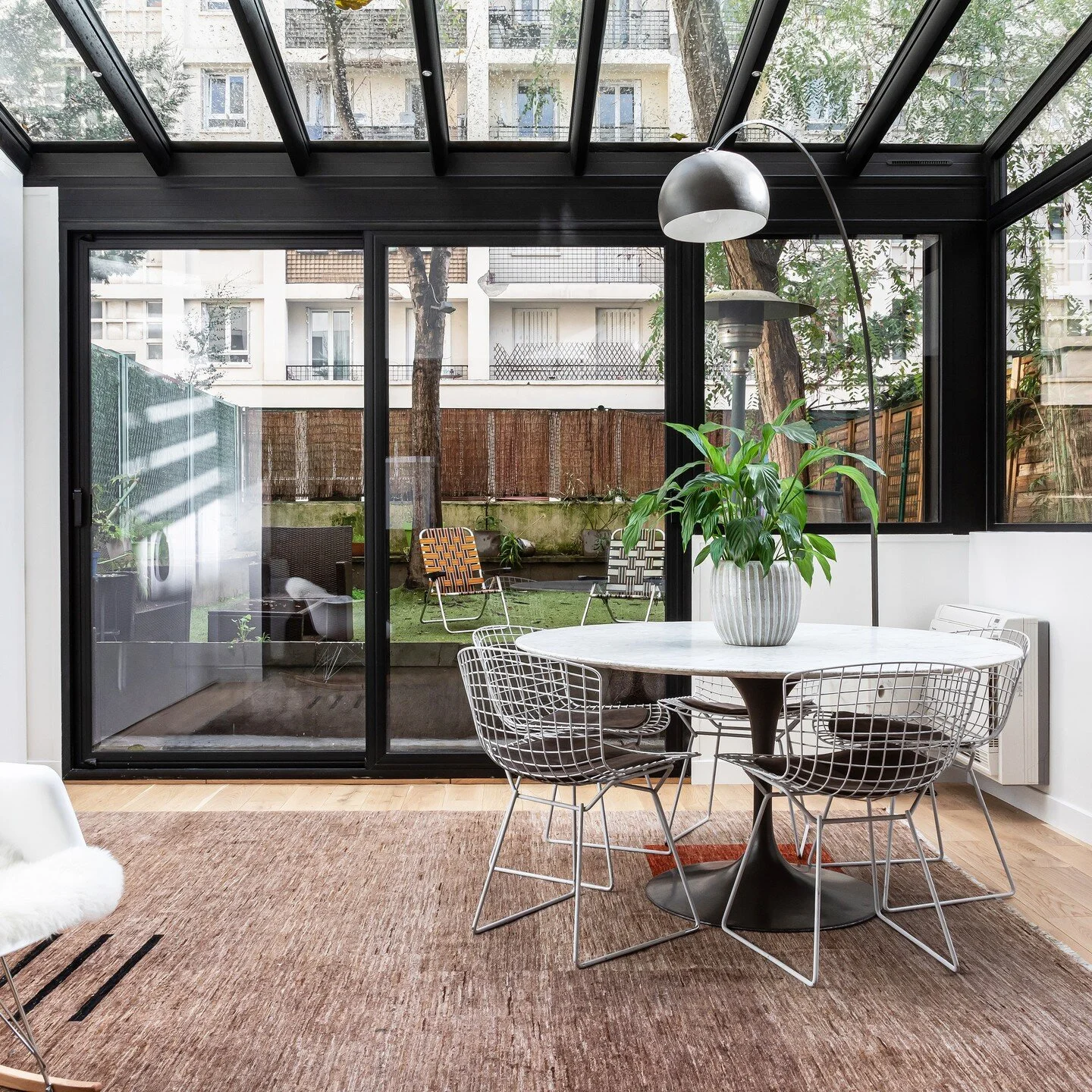 . Peupliers . La v&eacute;randa cr&eacute;&eacute;e en extension du salon.

📷 @haiostudio 

#designinterieur #designerespace #interiordesign#decorationinterieur #decoratricedinterieur #homedesign#inspirationdeco #deco #architecture #architectureinte