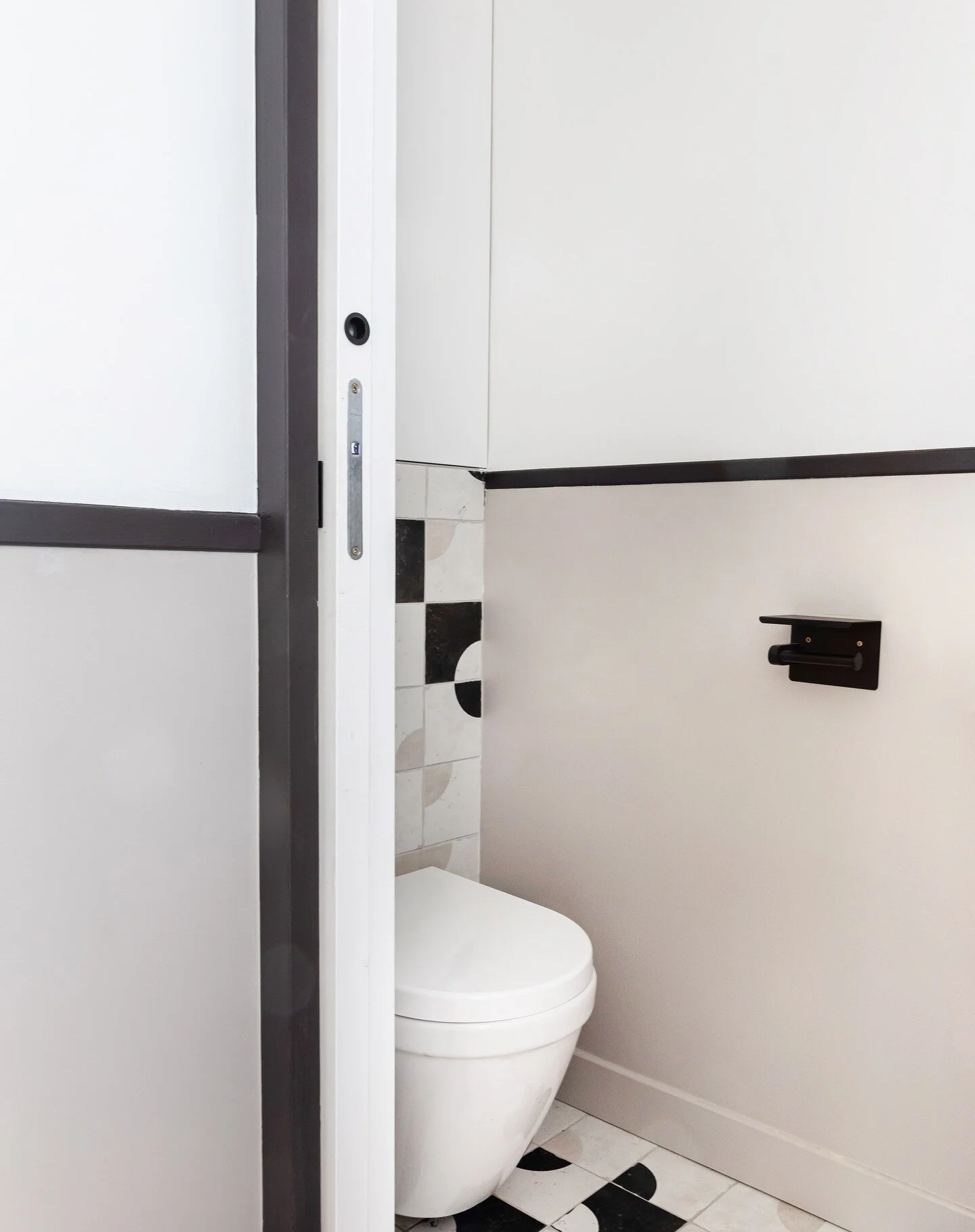 . Peupliers . 
Les toilettes qui se r&eacute;pondent avec l'entr&eacute;e.

Carrelage @asdecarreaux.com_officiel 
Peinture @farrowandball 

📷 @haiostudio 

#designinterieur #designerespace #interiordesign#decorationinterieur #decoratricedinterieur #