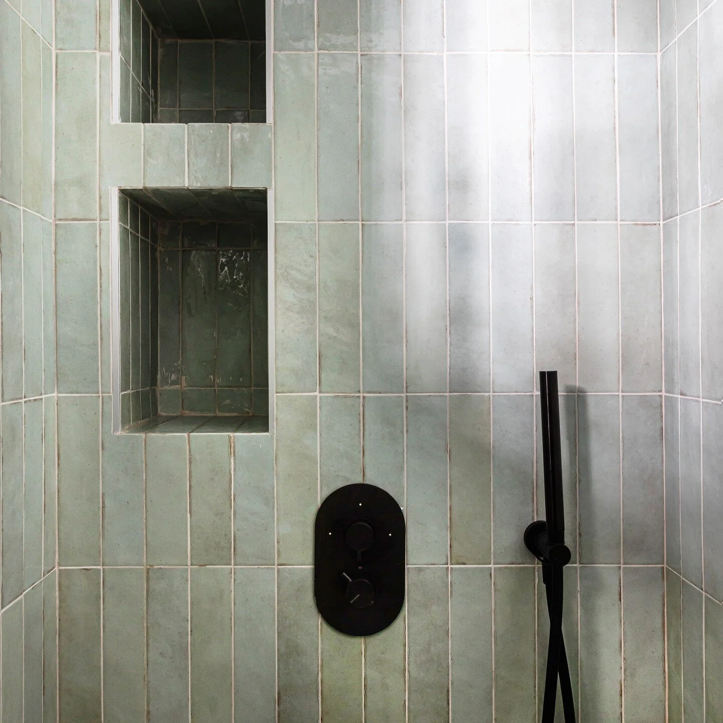 . Peupliers . 
La douche tout en zellige vert d'eau de chez @asdecarreaux.com_officiel, relev&eacute; par une robinetterie noire @lemondedubain 

📷 @haiostudio 

#designinterieur #designerespace #interiordesign#decorationinterieur #decoratricedinter