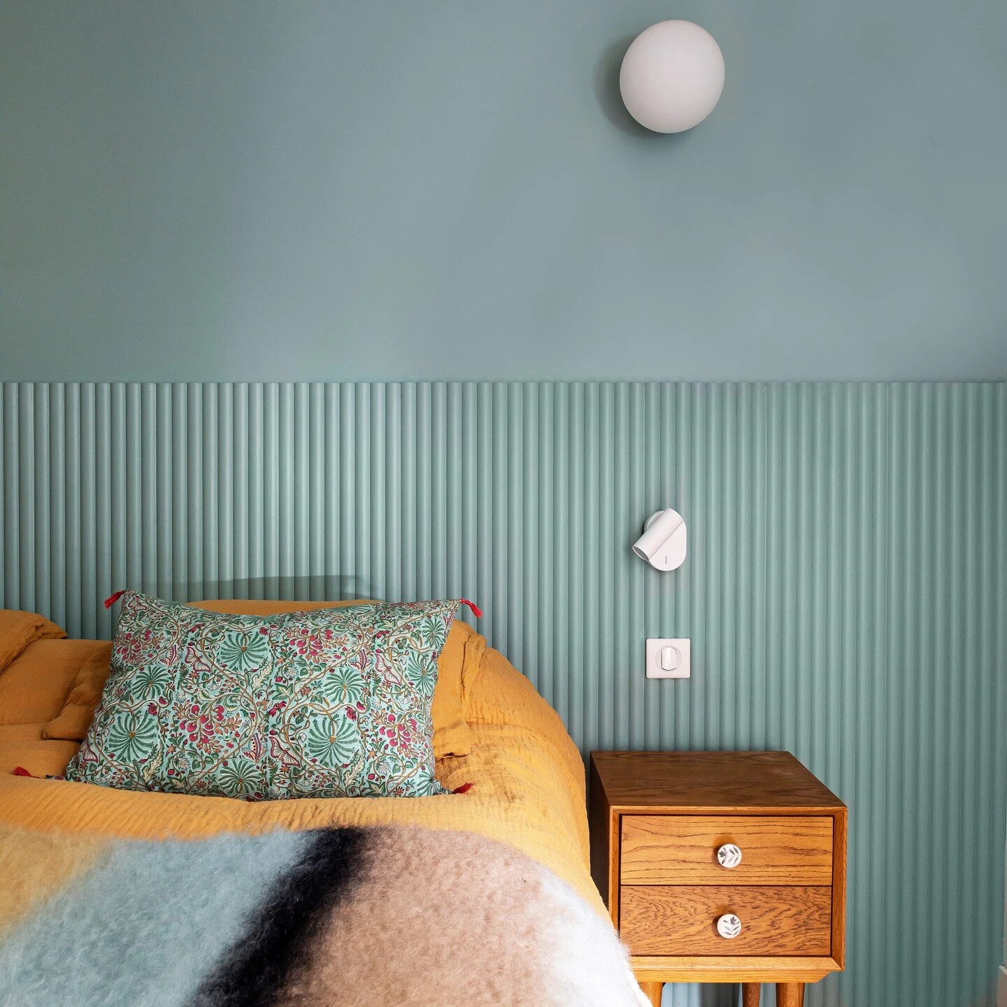 . Peupliers . 
La chambre parentale

. T&ecirc;te de lit sur mesure @oracdecor_france 
. Applique @laquincailleriemoderne 
. Linge de lit @caravane_paris , @mantasezcaray, @laredouteinterieurs 

📷 @haiostudio 

#designinterieur#designerespace #inter