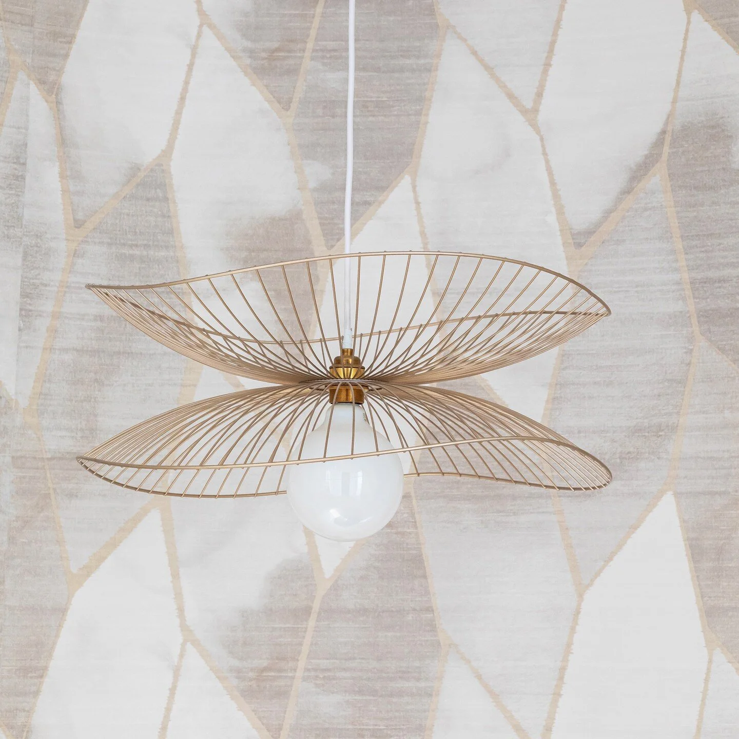 . Peupliers .
Le joli mariage des formes et des couleurs .

. Papier peint @elitisfrance 
. Suspension @forestier_lighting 

📷 @haiostudio 

#designinterieur#designerespace #interiodesign #decorationinterieur #decoratricedinterieur #homedesign #insp