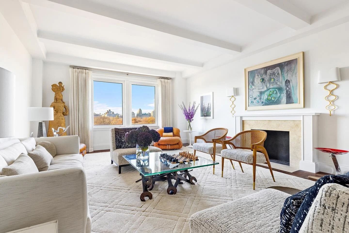 Just Listed // With stunning views of Central Park, the Metropolitan Museum of Art, and the New York City skyline, this high floor, corner 3 bedroom 3.5 bath apartment is not to be missed // $5,995,000
/⁠
/⁠
/⁠
#compassny #nycrealestate #uppereastsid