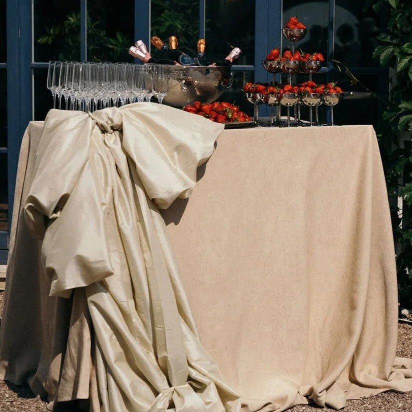 DIY? An all hands on deck affair? However your big day looks, dive into these spring wedding trends for 2026 at the link in bio. 🍓✂️🌹🍅🪭🔗

#springwedding #floraltrends #diywedding #diyfloral #diy #diydecor #weddingtrends #weddinginspiration #mono