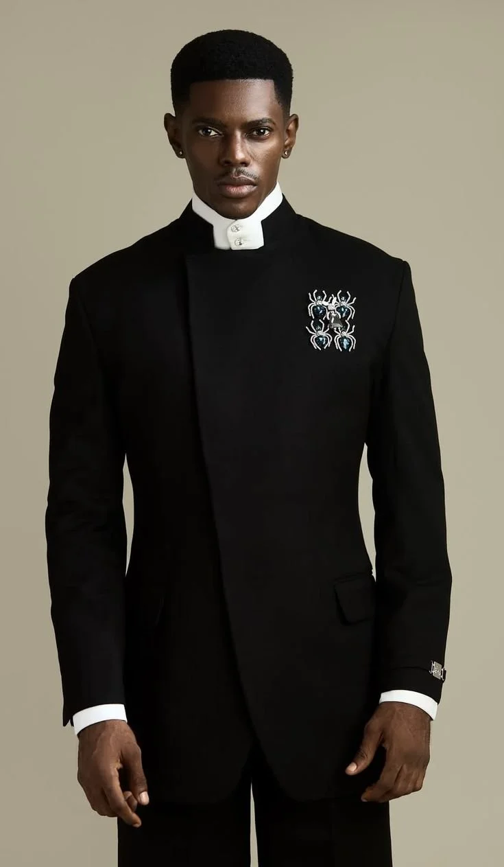 celebrity con broche statement moda hombre.jpeg