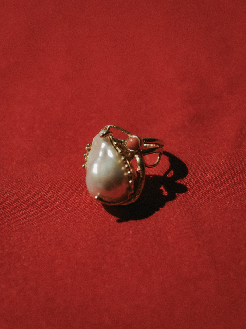contemporary-sterling-silver-pearl-cocktail-ring-maria-sarinana.png