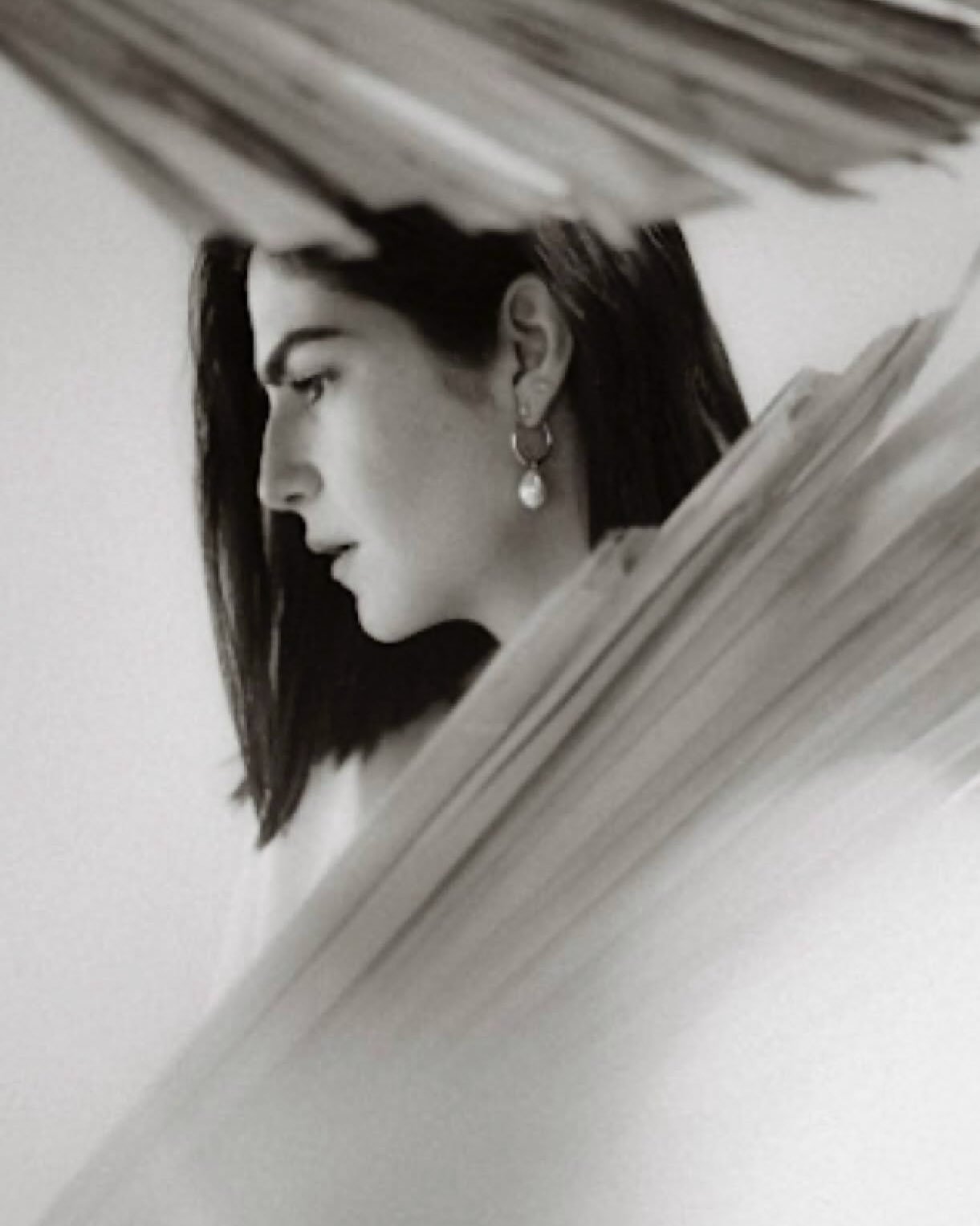 Uncomplicated pearls. The Kaori Hoops :  a best seller for a reason, and one of the most versatile pieces in the collection.

#mariasarinana
#pearlhoops