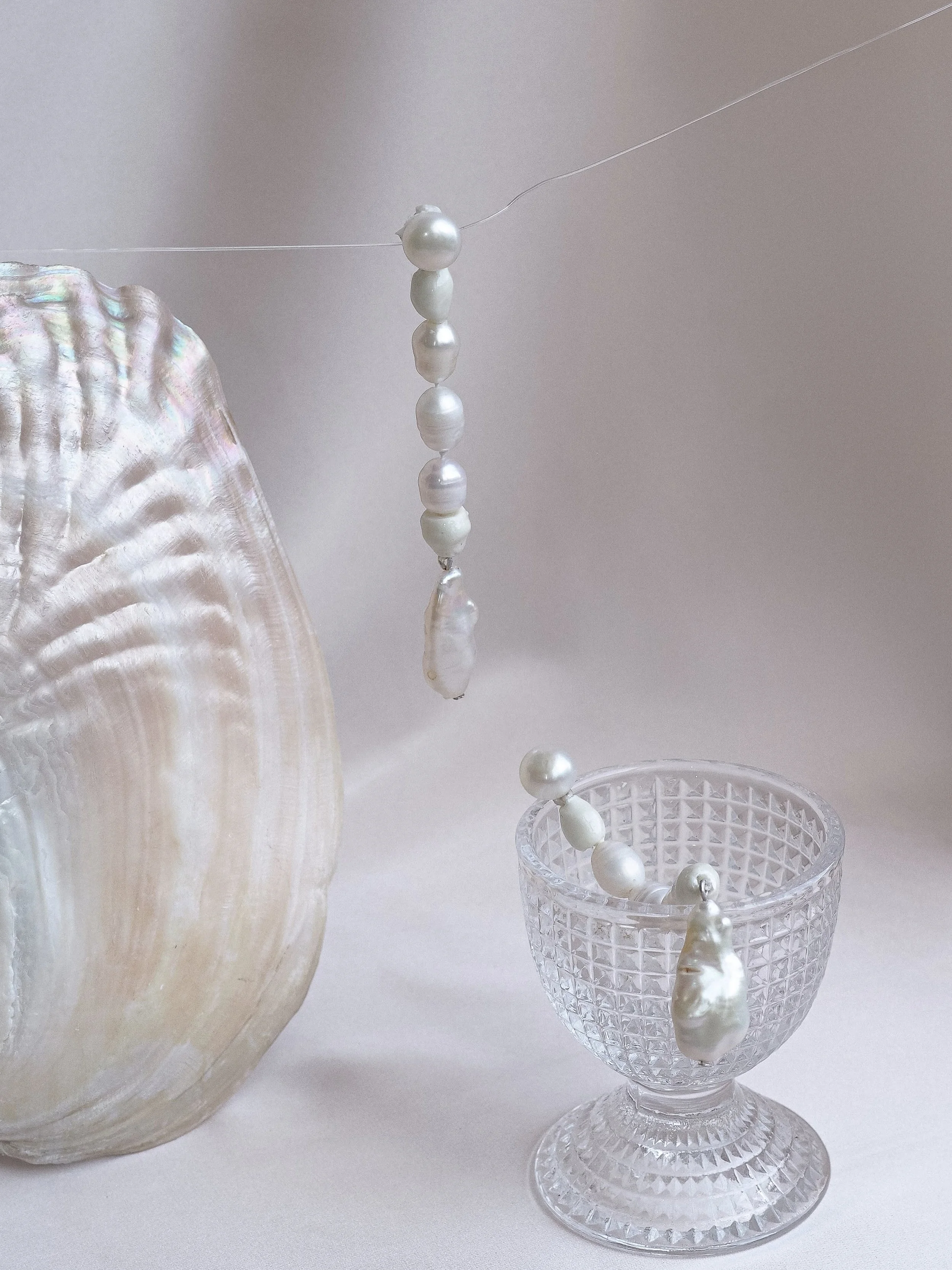 Los Oceana &mdash; aretes de tiras de perlas de agua dulce, rematados con una perla Keshi. Disponibles en versi&oacute;n completa de perlas o con un detalle de porcelana. Plata de ley .925.

#mariasarinana
#joyeriaartesanal #fineartisanjewelry