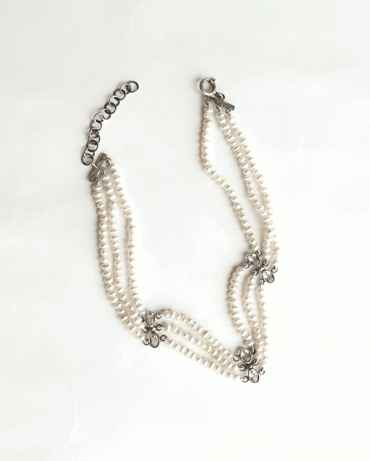 La Anoka - gargantilla triple de perlas peque&ntilde;as de agua dulce, detalles de cristal de roca, plata de ley y oro envejecido de 14k. 

#mariasarinana 
#pearlchoker