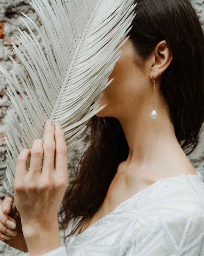 Los aretes largos MEI - hechos con una perla en forma de gota, es uno de nuestras piezas m&aacute;s vers&aacute;til y puede ser personalizado en color de perla y tono de metal. 

 #mariasarinana
#uncomplicatedpearls