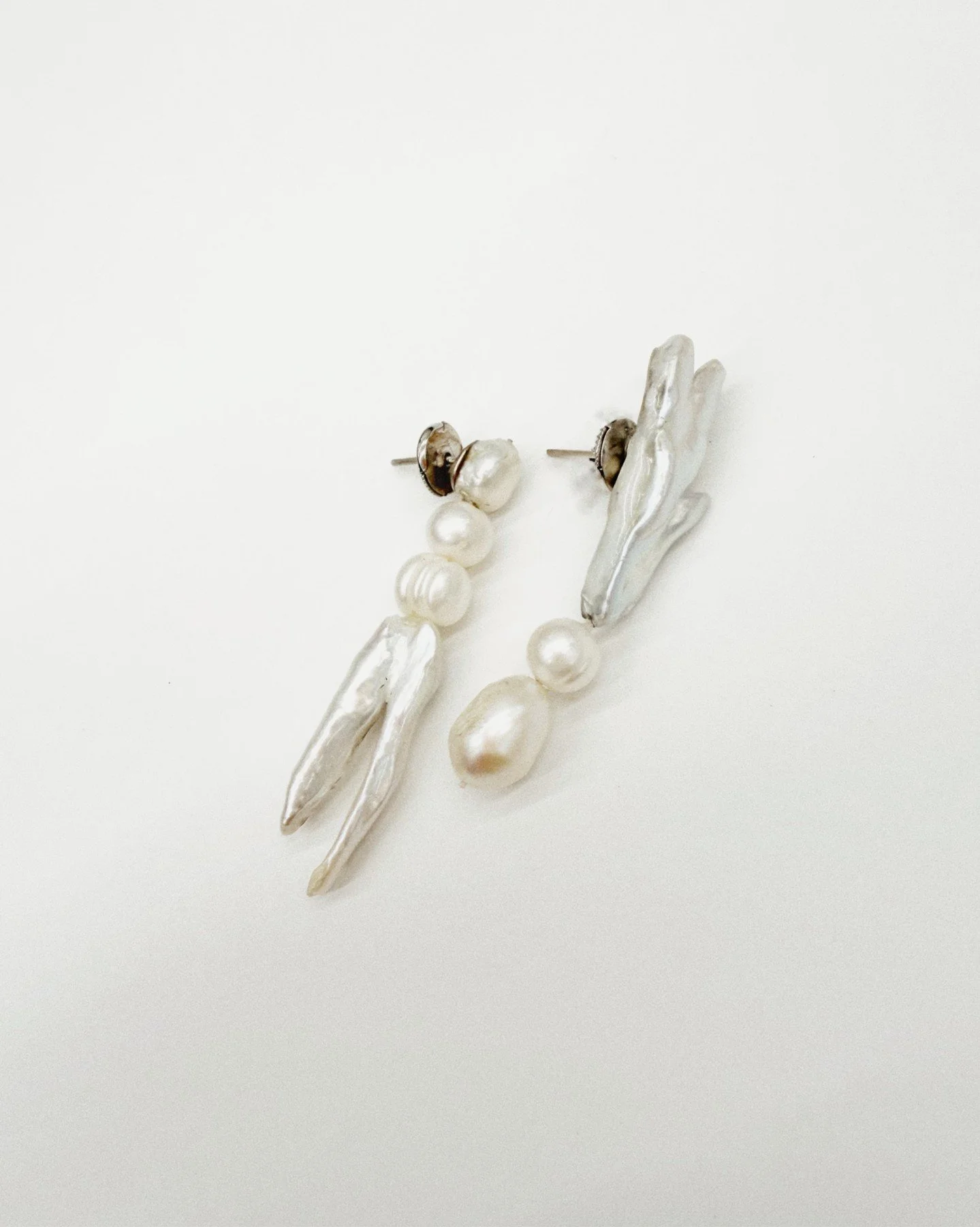 La asimetr&iacute;a es a veces m&aacute;s interesante. 

#mariasarinana
#perlasasim&eacute;tricas 
#pearljewelry
#uniquepair