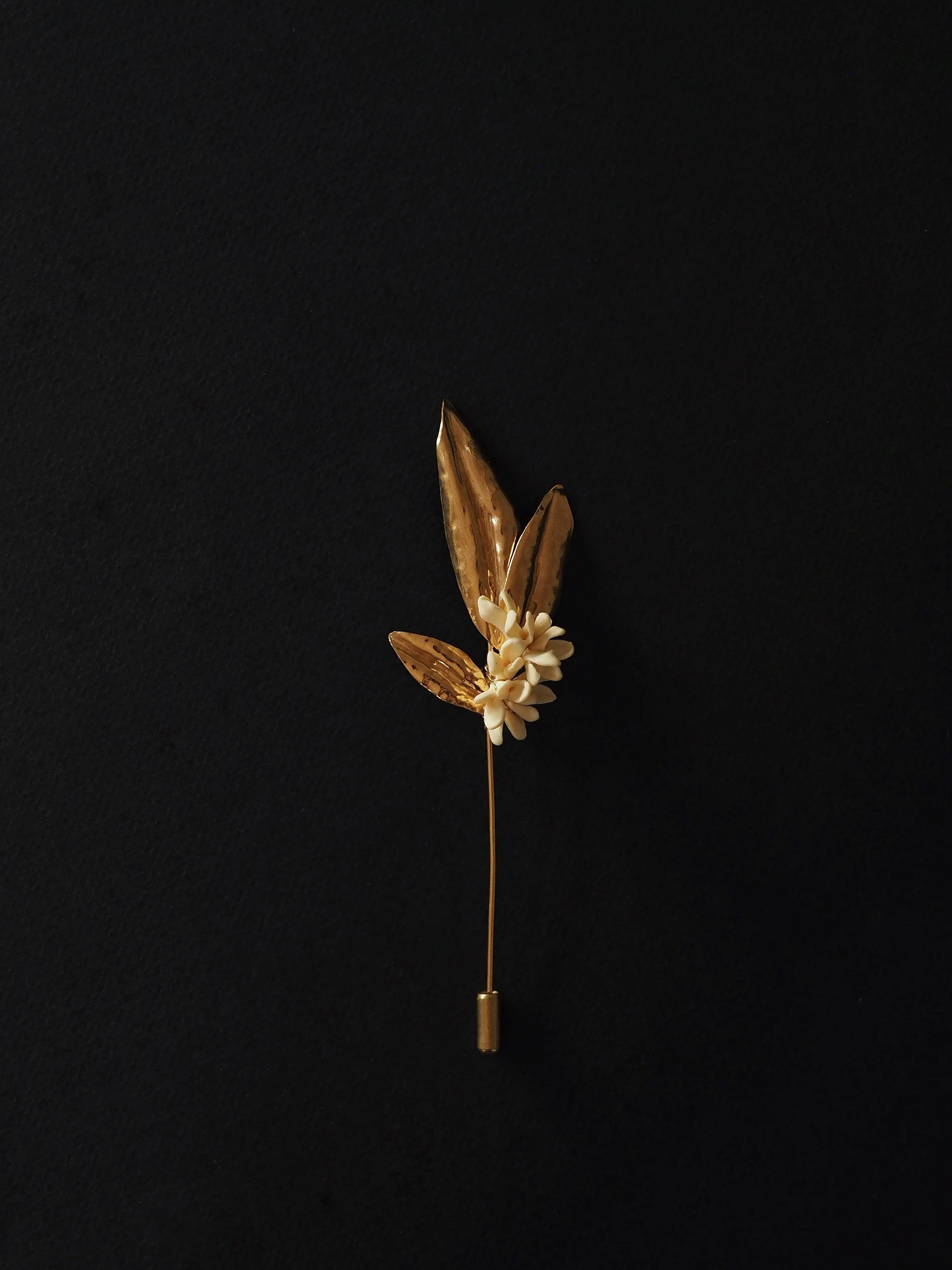 unique-handmade-leaf-motif-jewel-boutonniere-maria-sarinana-designer.jpg
