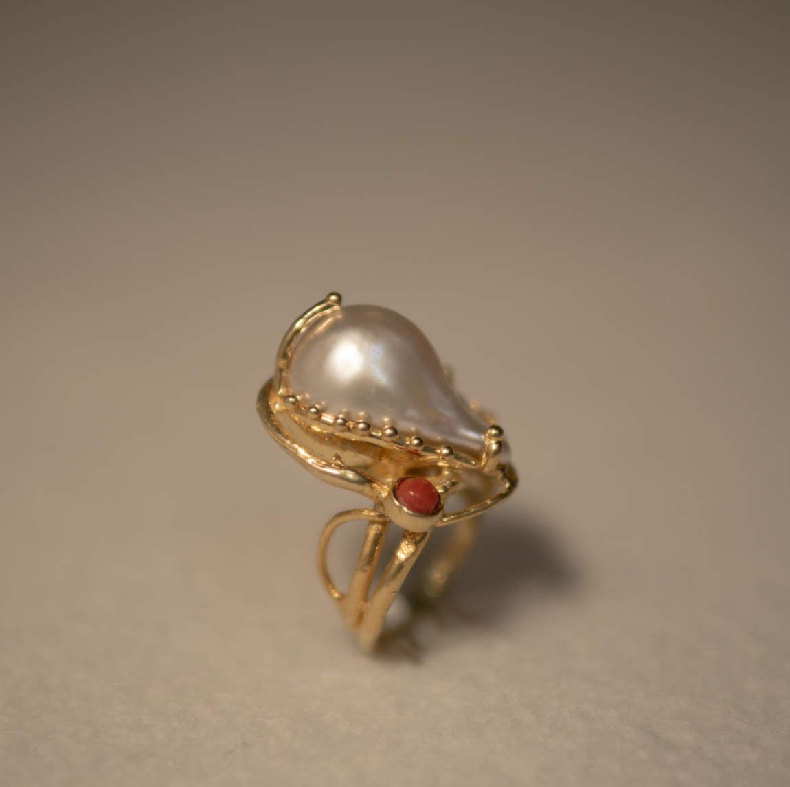 exotic-freshwater-pearl-gold-plated-ring-maria-sarinana-collection.png