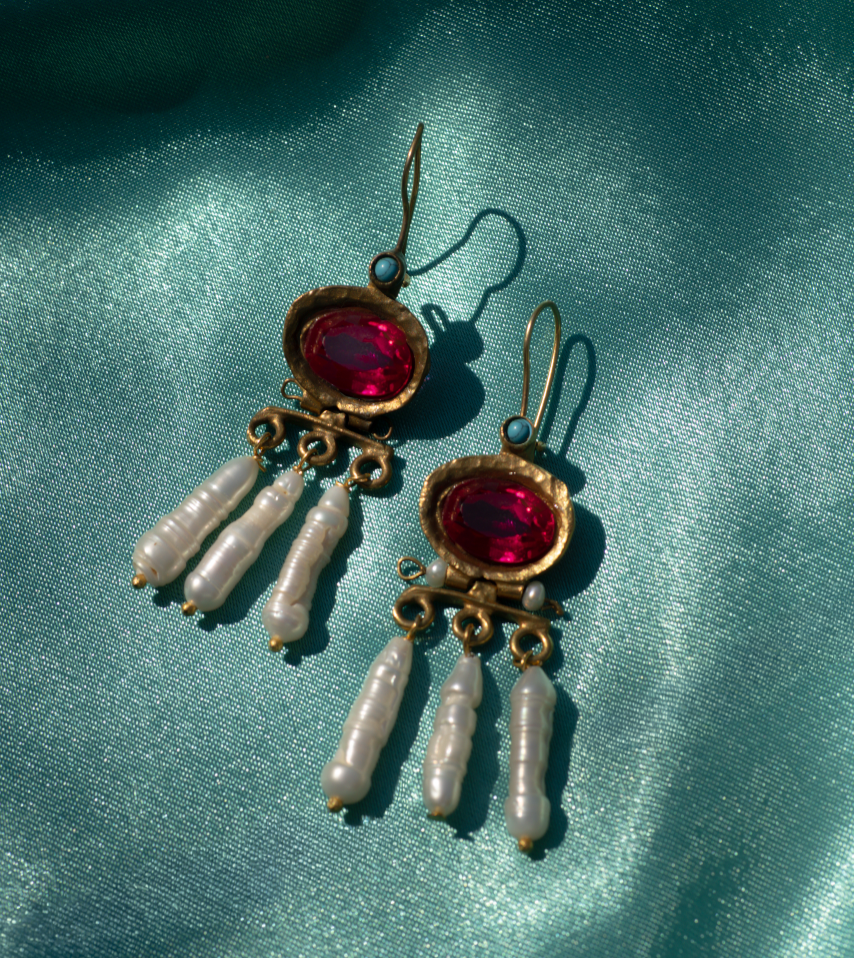ancient-roman-style-pearl-earrings-maria-sarinana.png