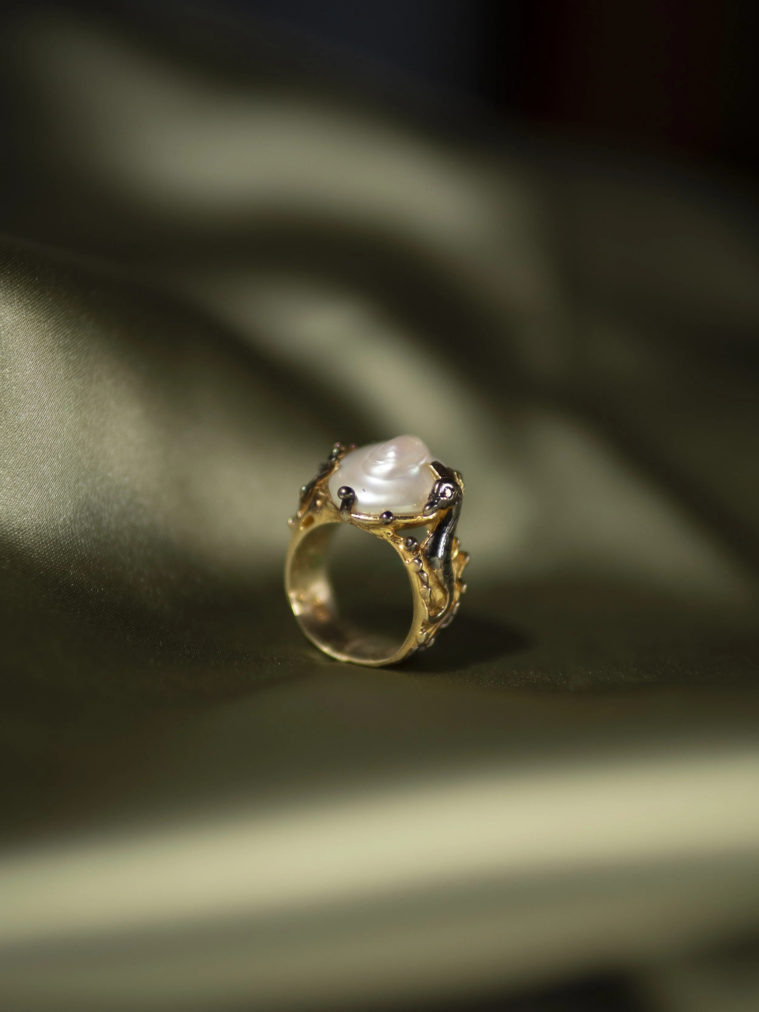 GOLDEN AND BLACK PEARL BAROQUE INSPIRED RING MARIA SARINANA.jpg